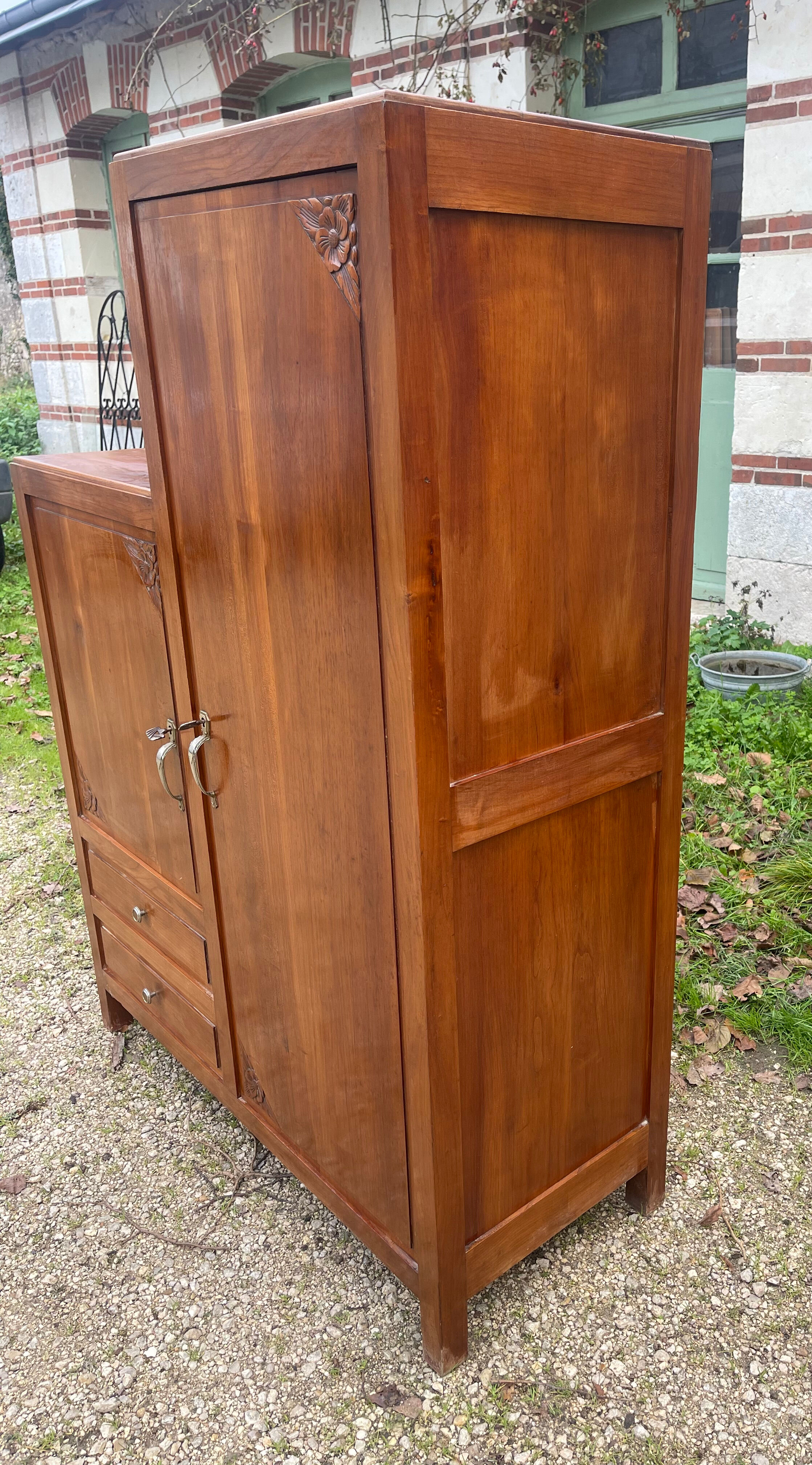 Asymmetrical cabinet