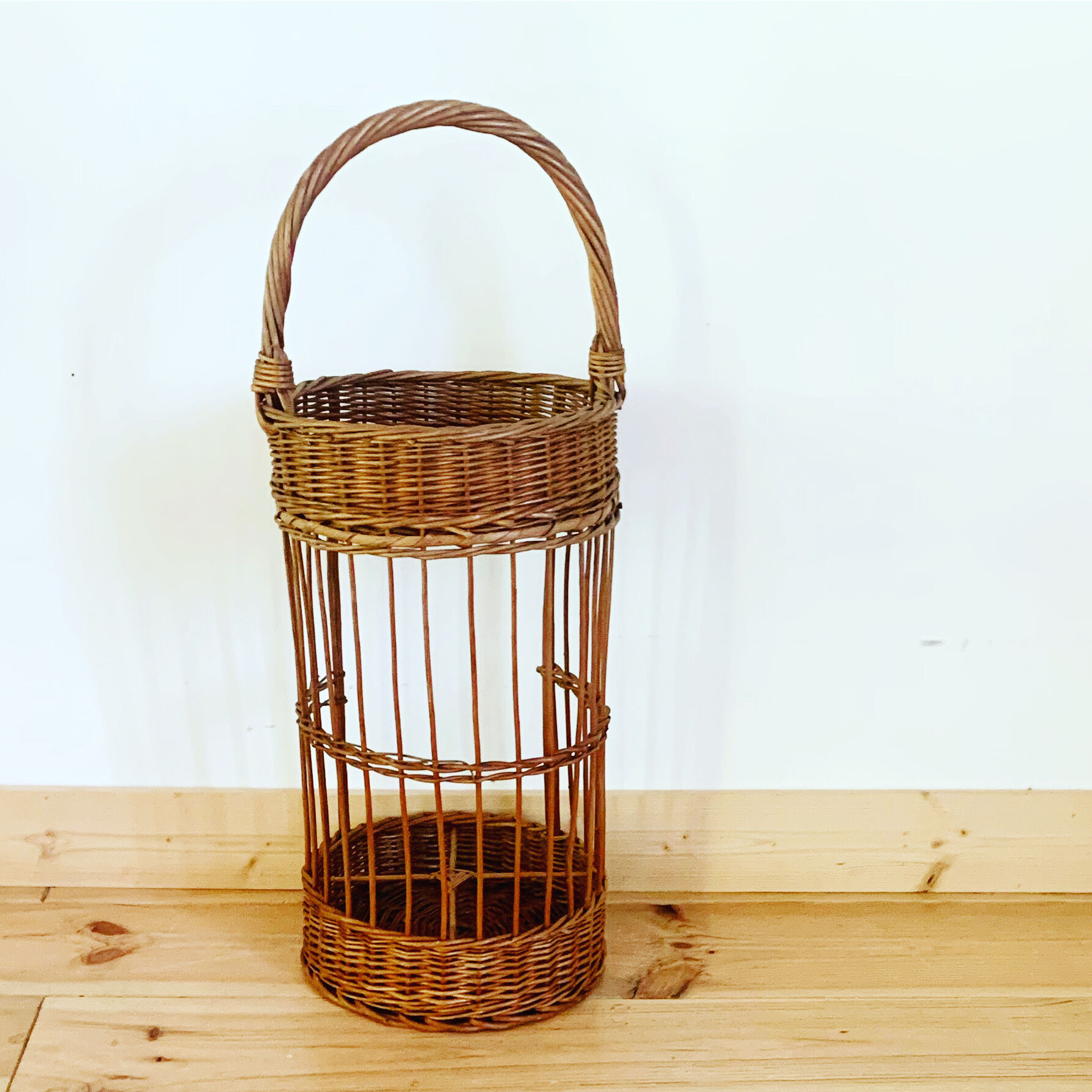 Porte-bouteilles bar vintage en osier