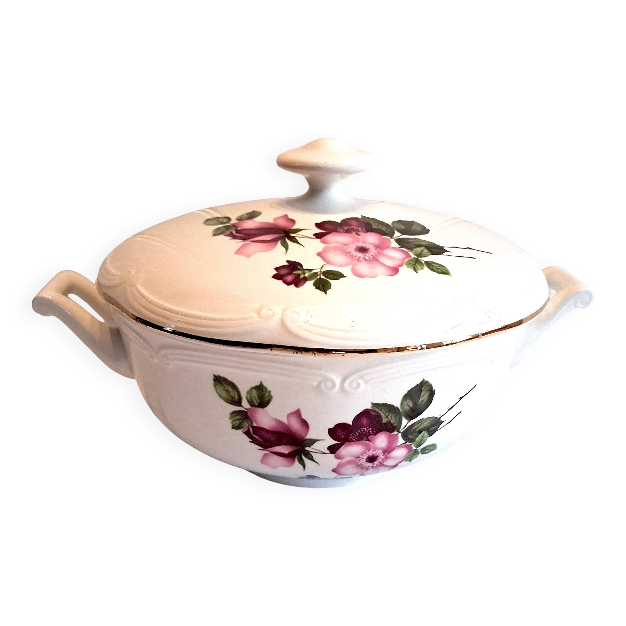 Very pretty soup tureen from Gien model "Chinon" in very good condition.