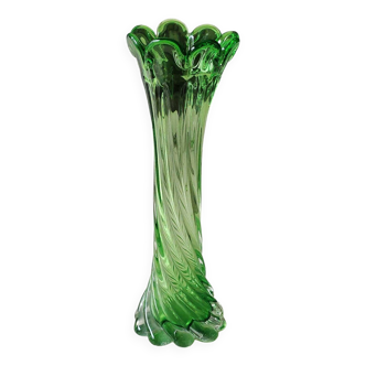 Murano style vase, in art glass. With twisted design/scalloped neck/27 cm