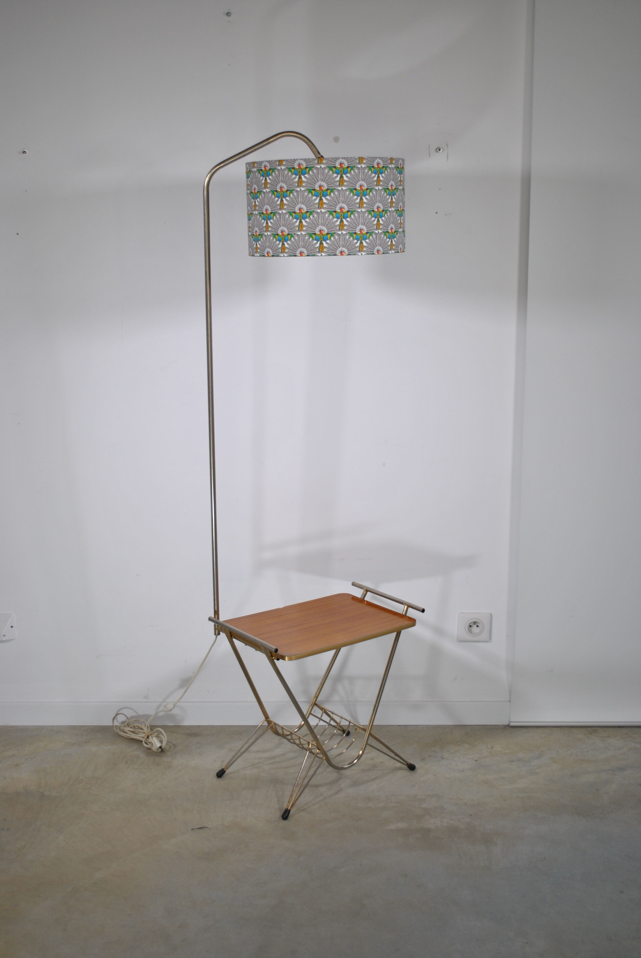 Smooth floor lamp magazine holder