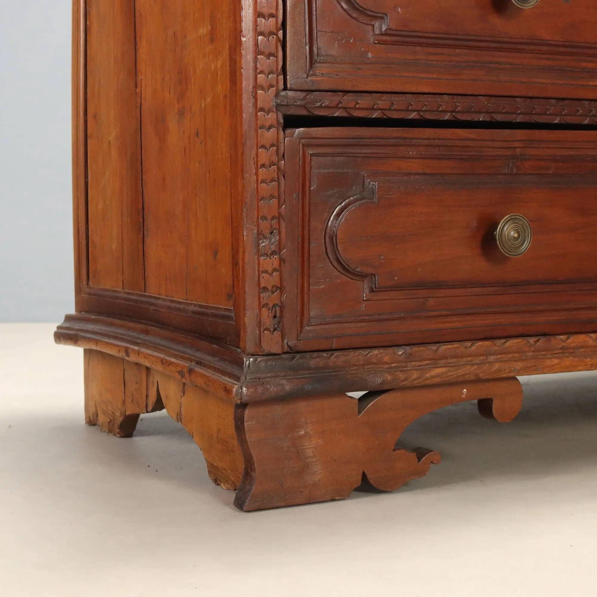 Antique baroque walnut chest of drawers with 4 drawers, 17th century.