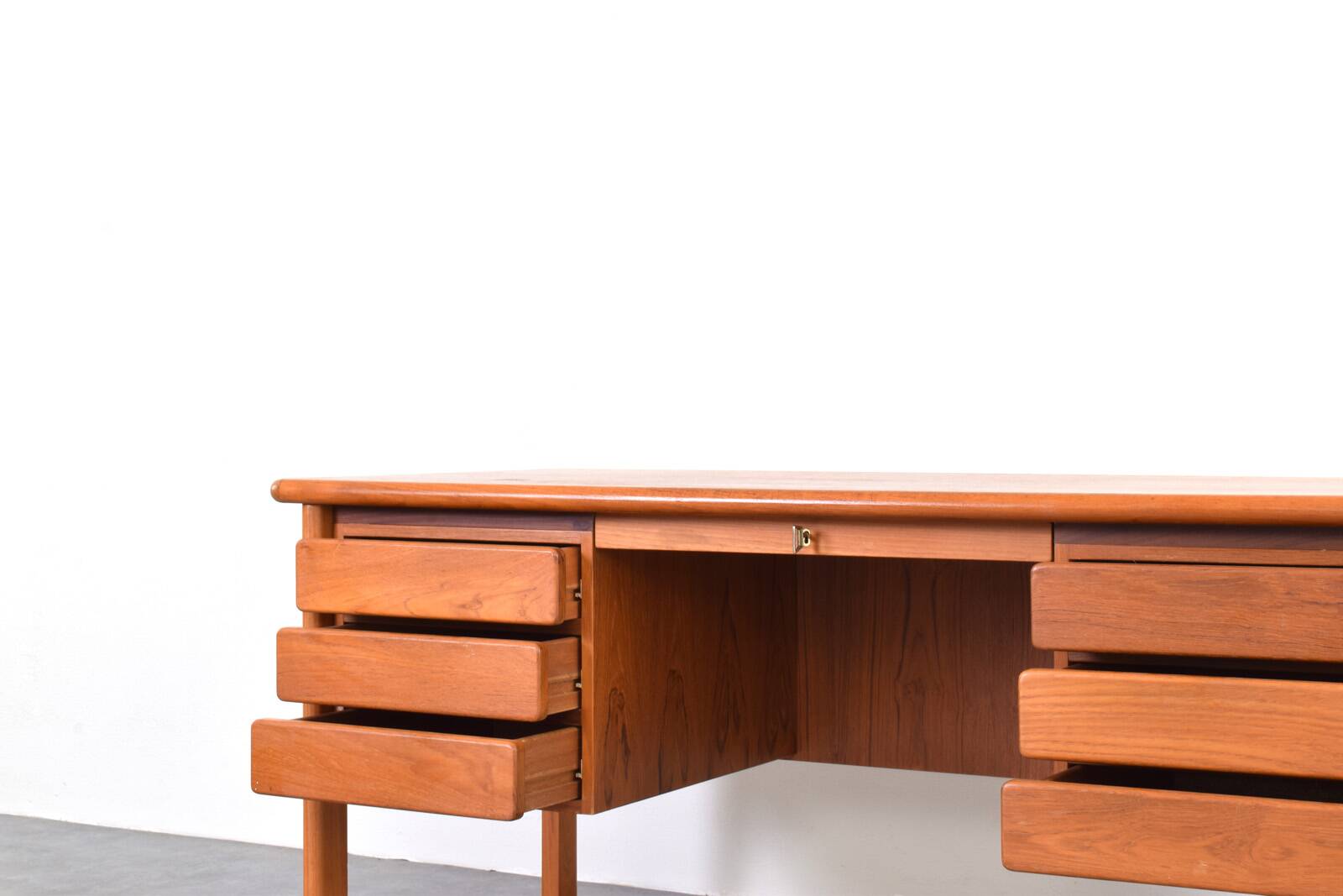 Bureau en teck danois des années 1970.