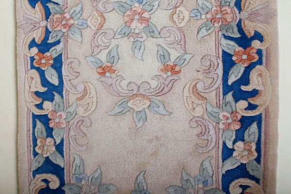 Tapis chinois à franges avec motif floral sur fond bleu et beige 63x143cm