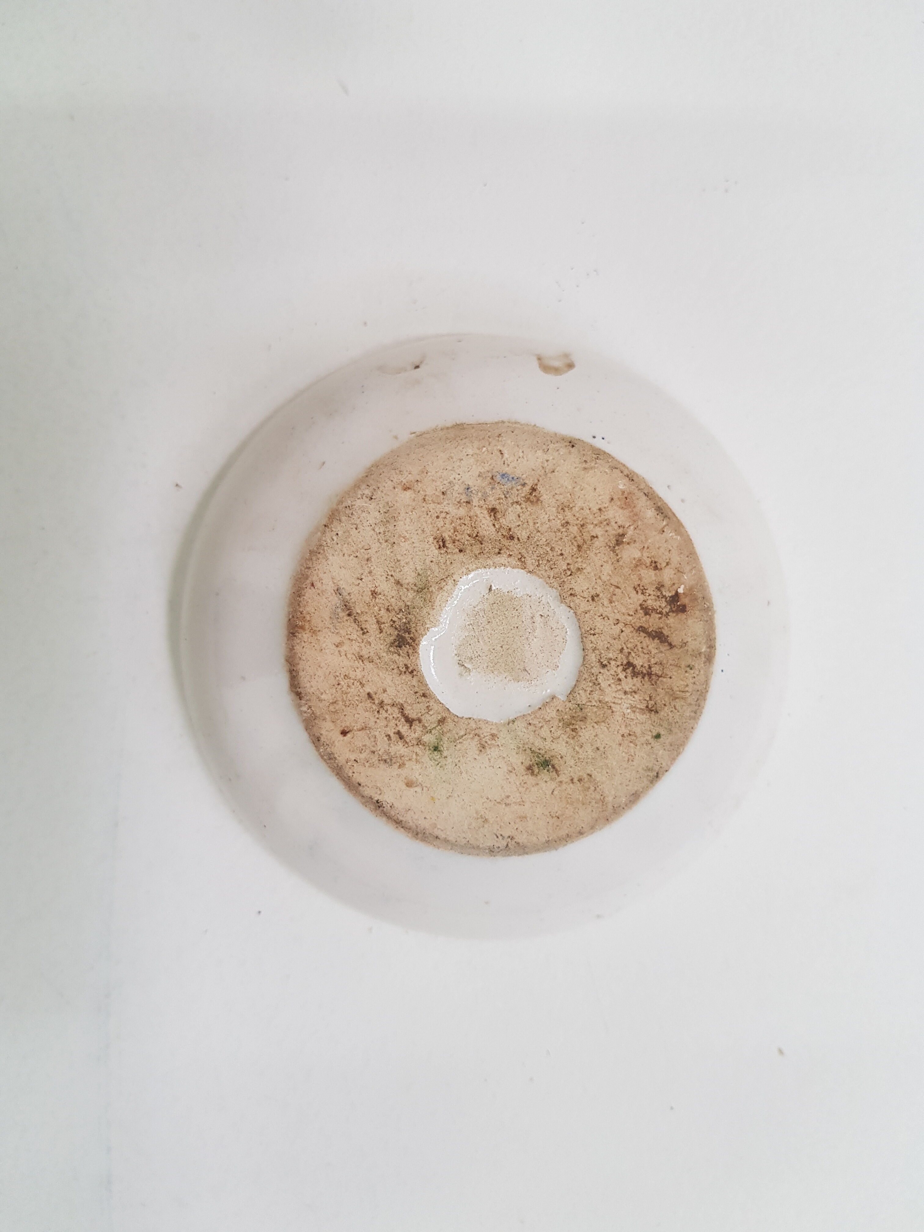 Small cup in white and blue vintage ceramic with yellow motis.