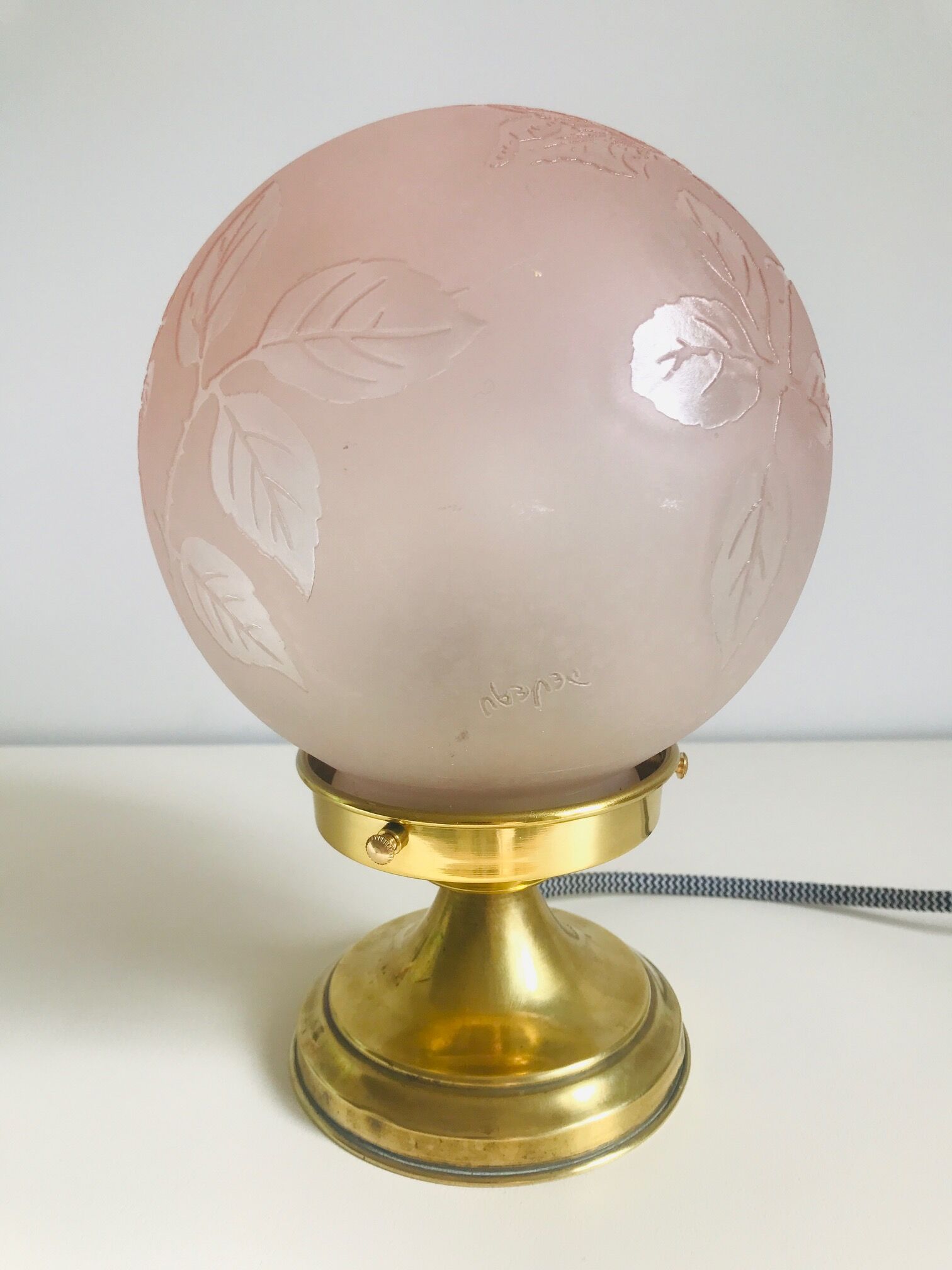 Deveau vintage globe table lamp