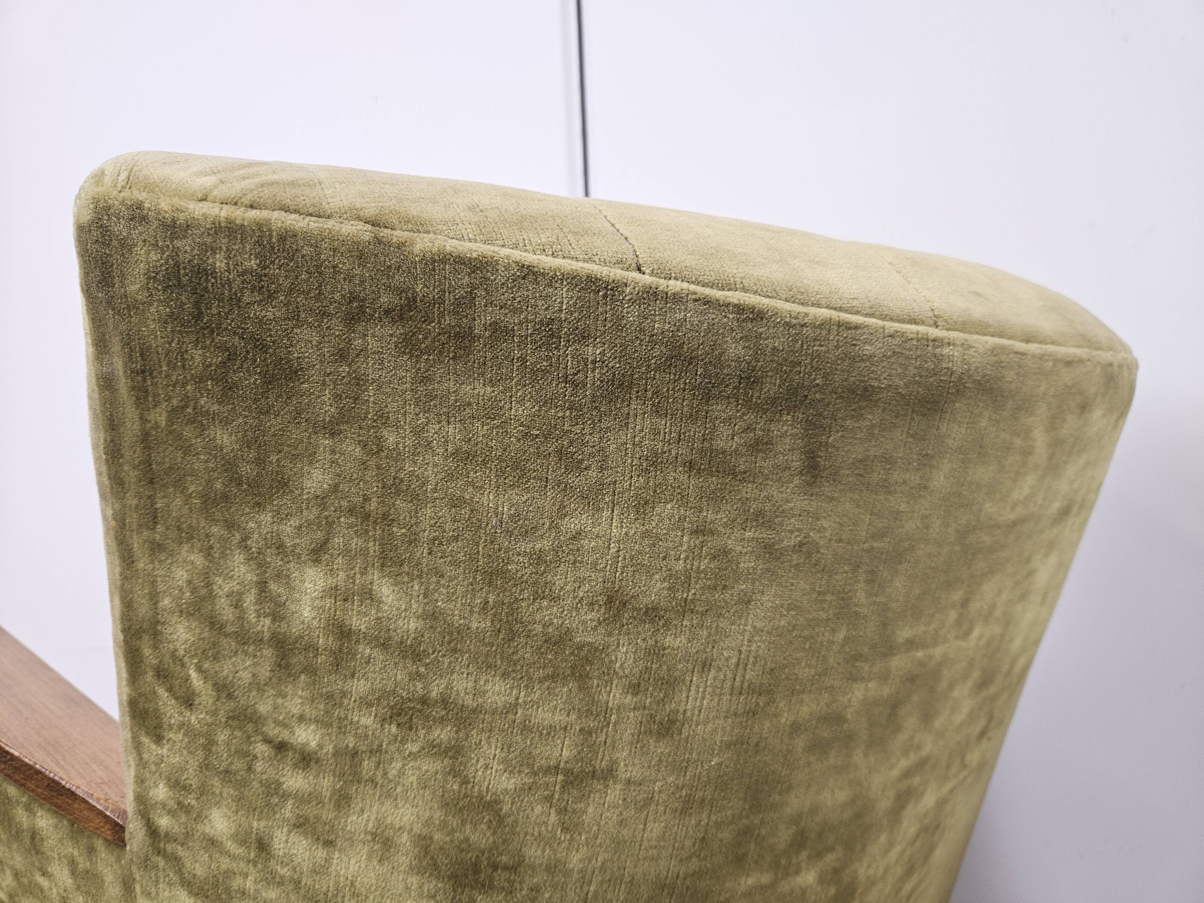 Deux fauteuils cocktail en tissu vert des années 1950 à roulettes