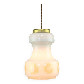 Lampe à suspension italienne en opaline et laiton du milieu du siècle
