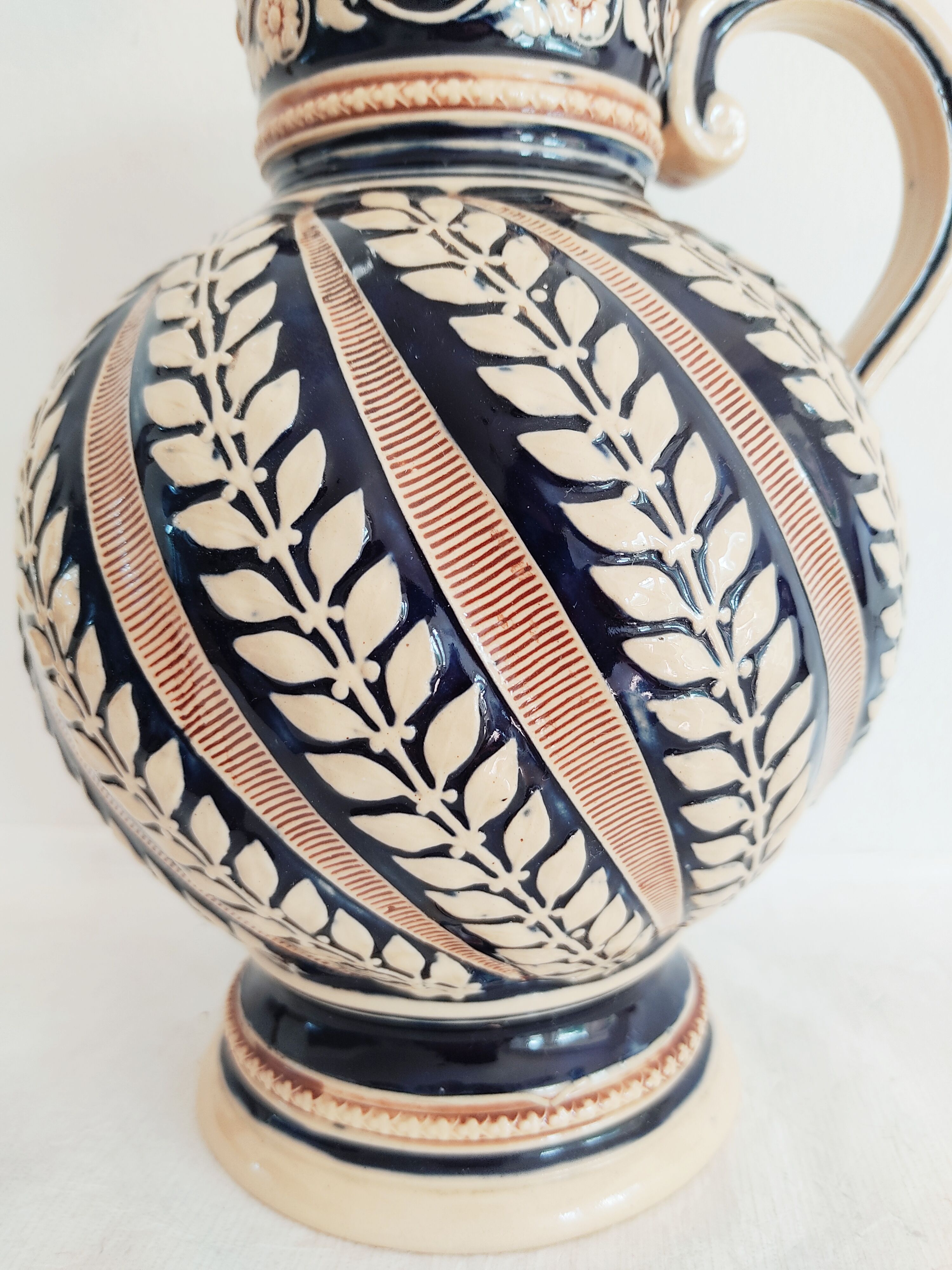 Pitcher 2L ceramic decoration in relief