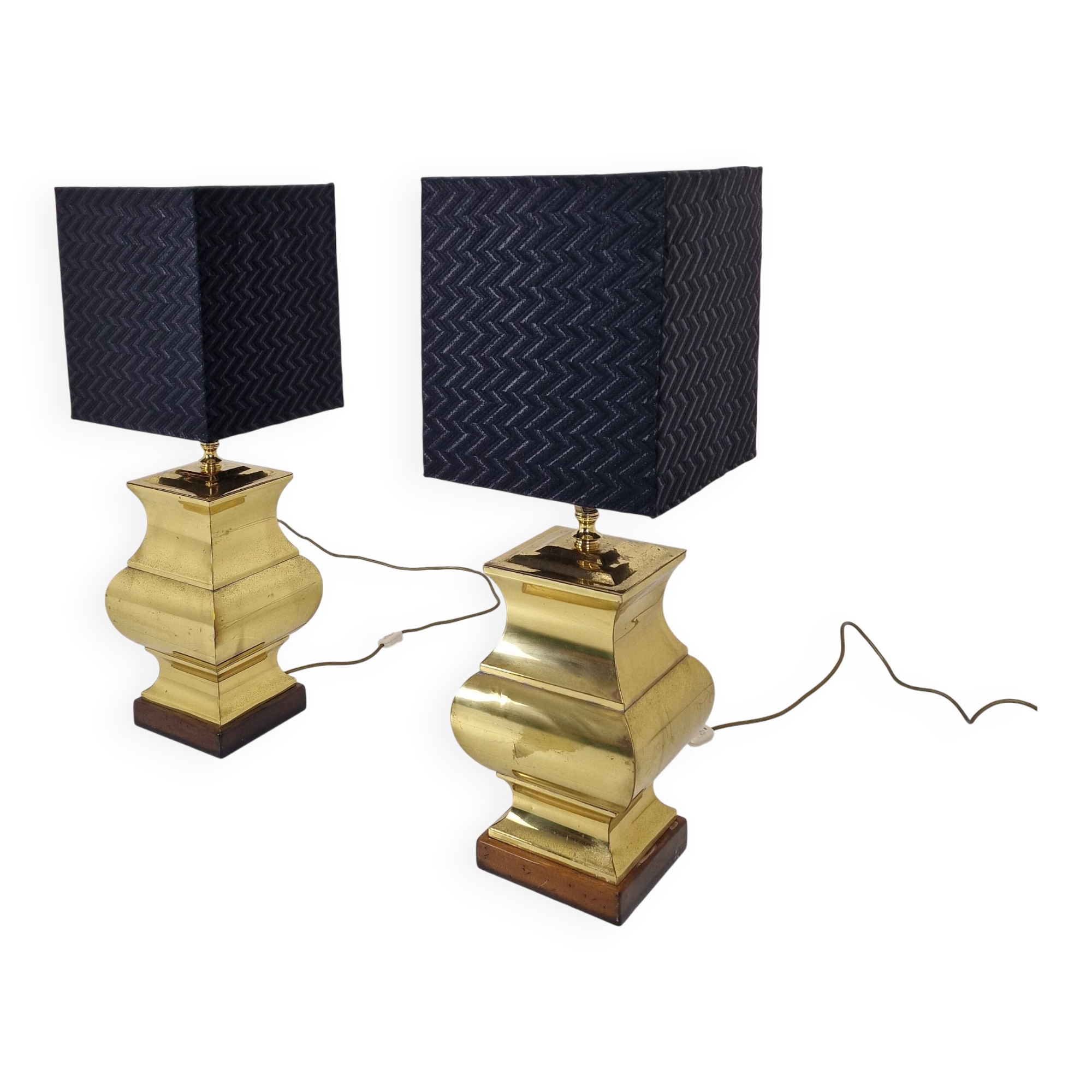 Paire de lampes de table de style Régence avec abat-jour noirs – Base en laiton et bois