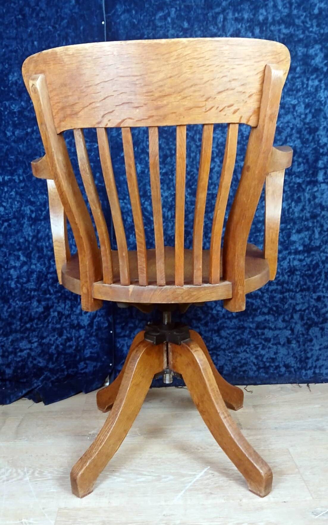 Attractive American office chair with oak system