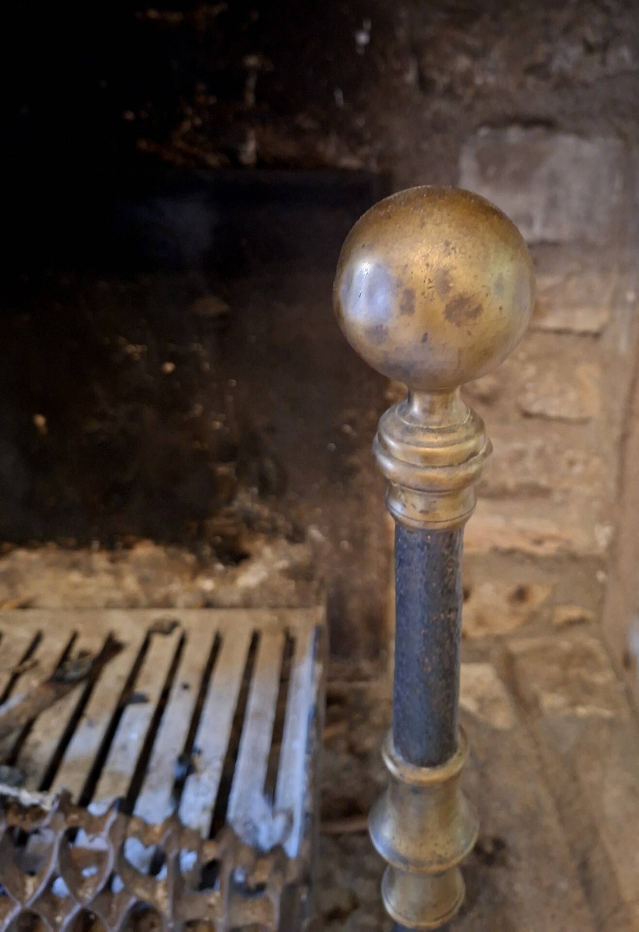 Paire de chenets en fer forgé et laiton avec porte-bûches de cheminée, xixe