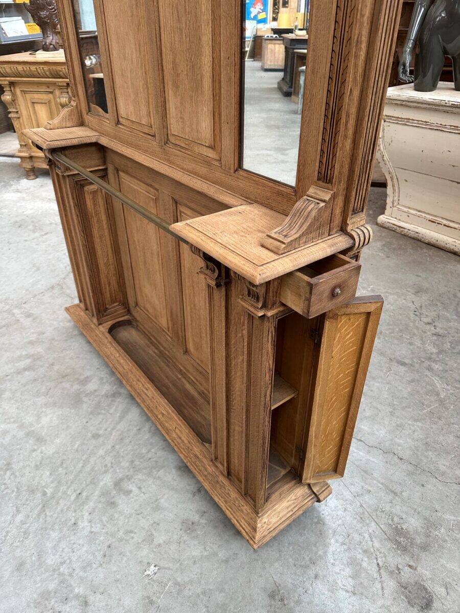 Entrance hall wardrobe in oak from the early 20th century.