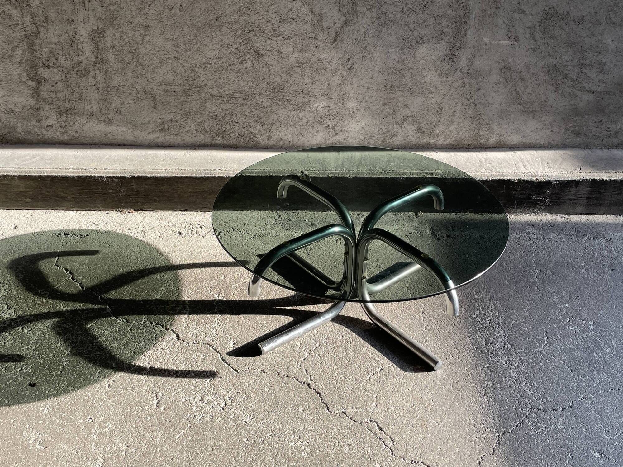 Table basse ronde en métal chromé et verre fumé,1970s