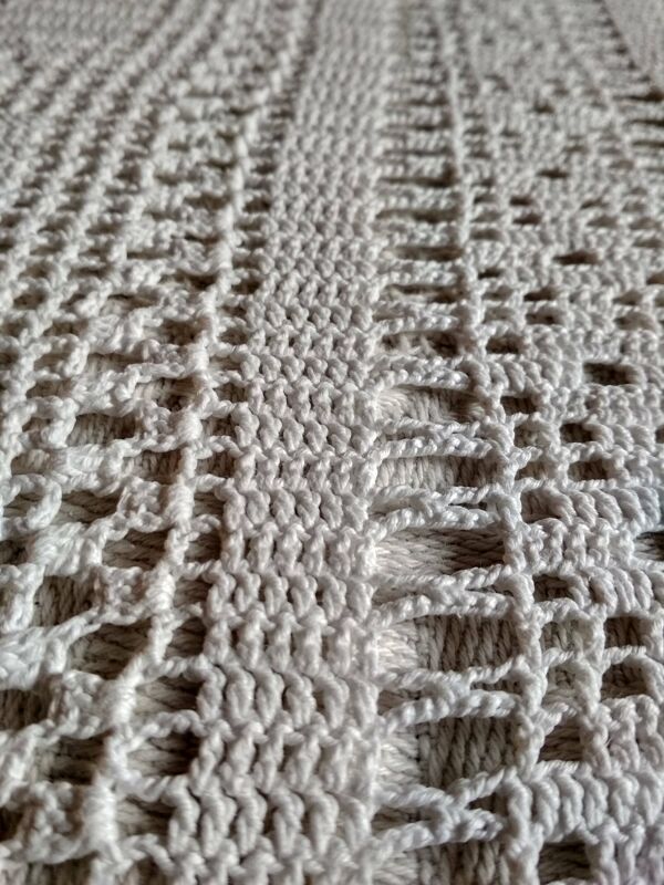Dessus de lit en coton blanc , Ancien jeté de lit en crochet  motifs fleurs