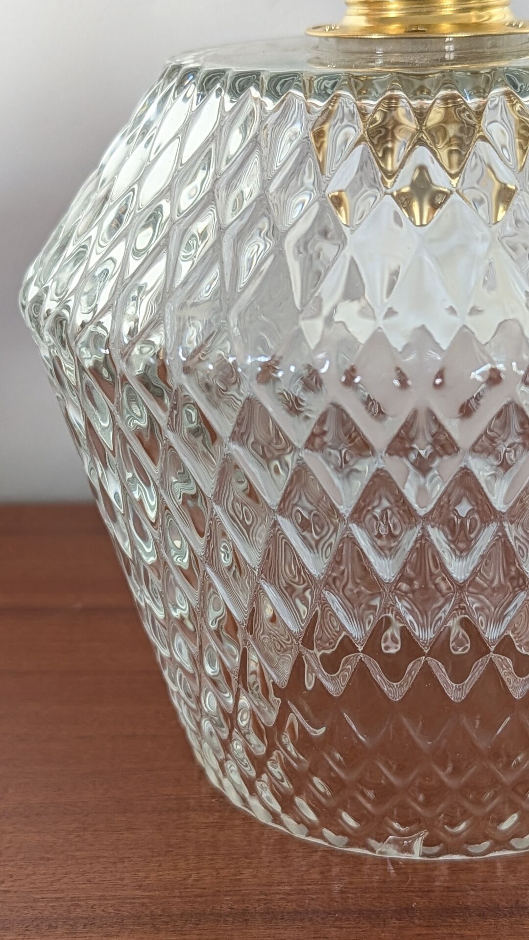 Suspension made of moulded glass with diamond pattern.
