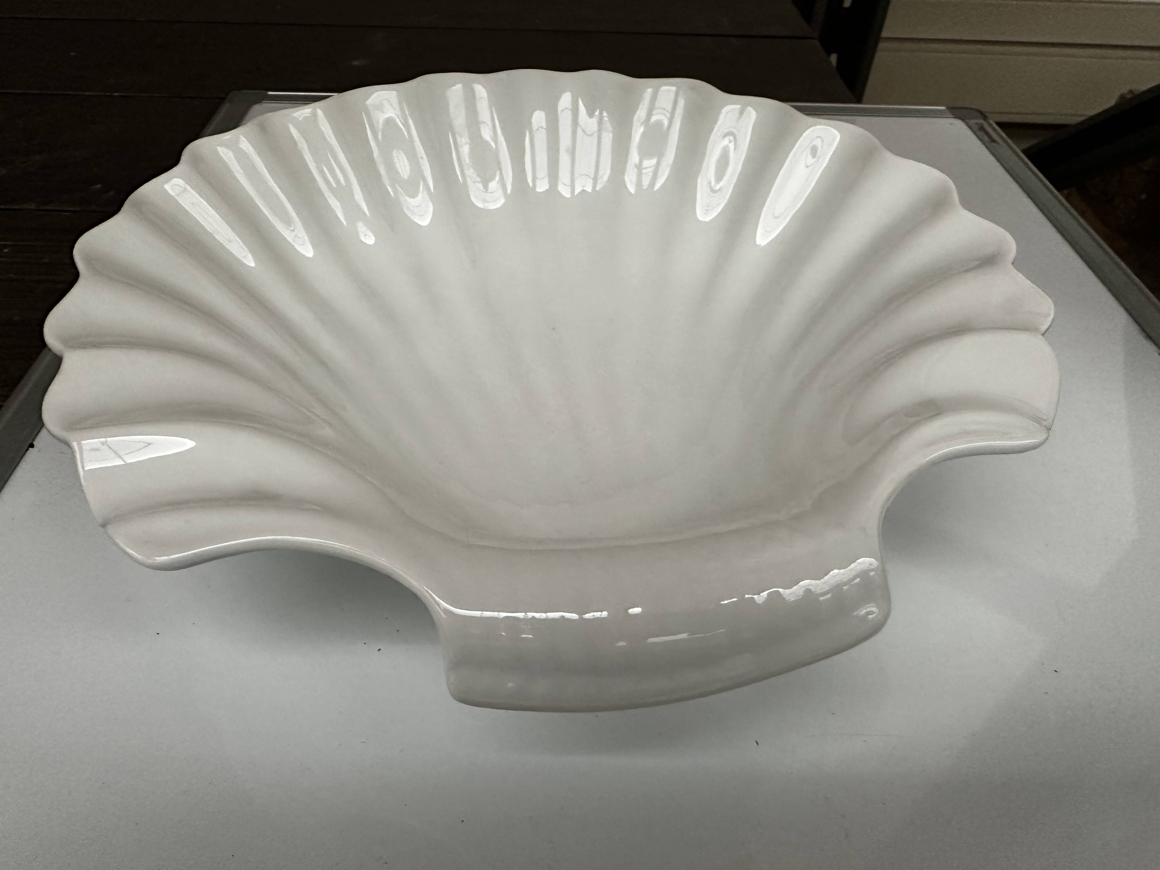 Vintage shell-shaped white earthenware dish d 27 cm / h 7 cm