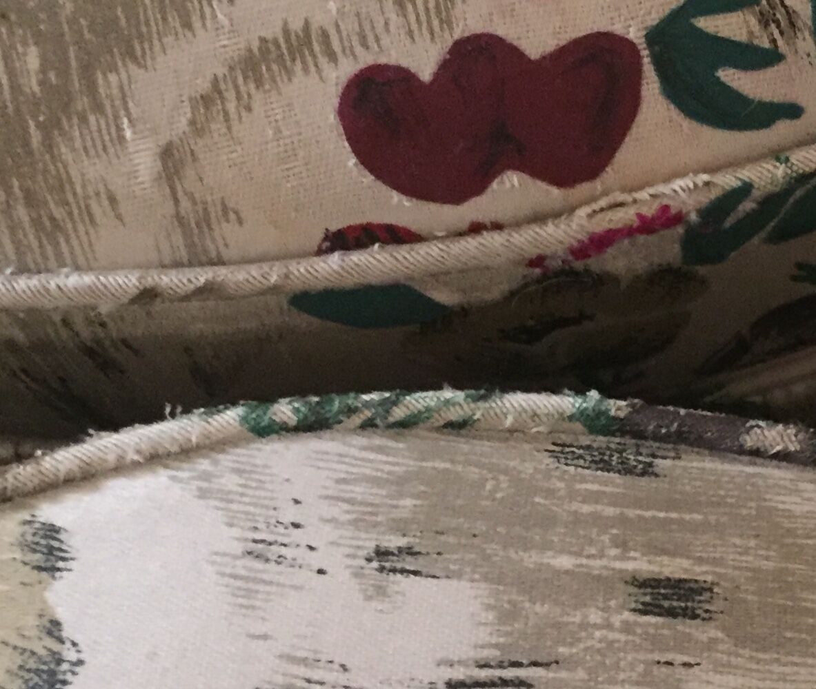 Toad in cloth armchair and its Ottoman