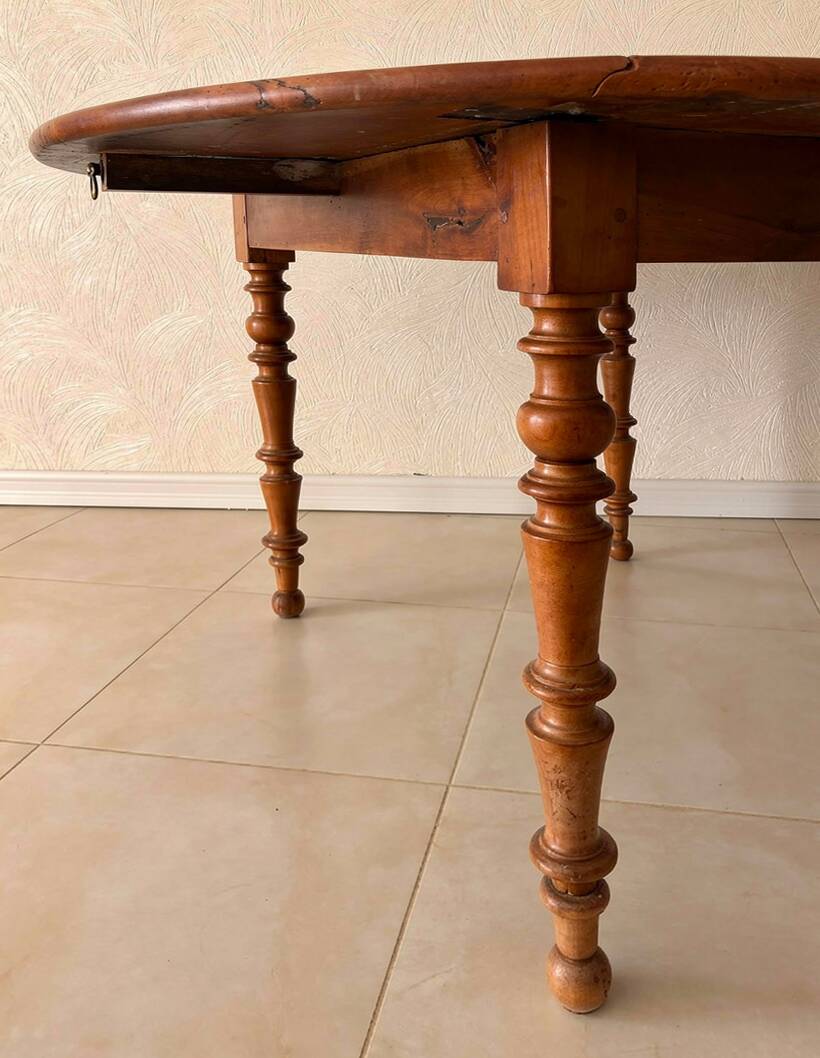 Round solid oak table with extensions, cabinetmaker's sliding mechanism,