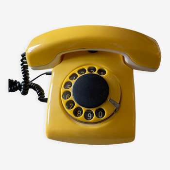 Téléphone vintage jaune