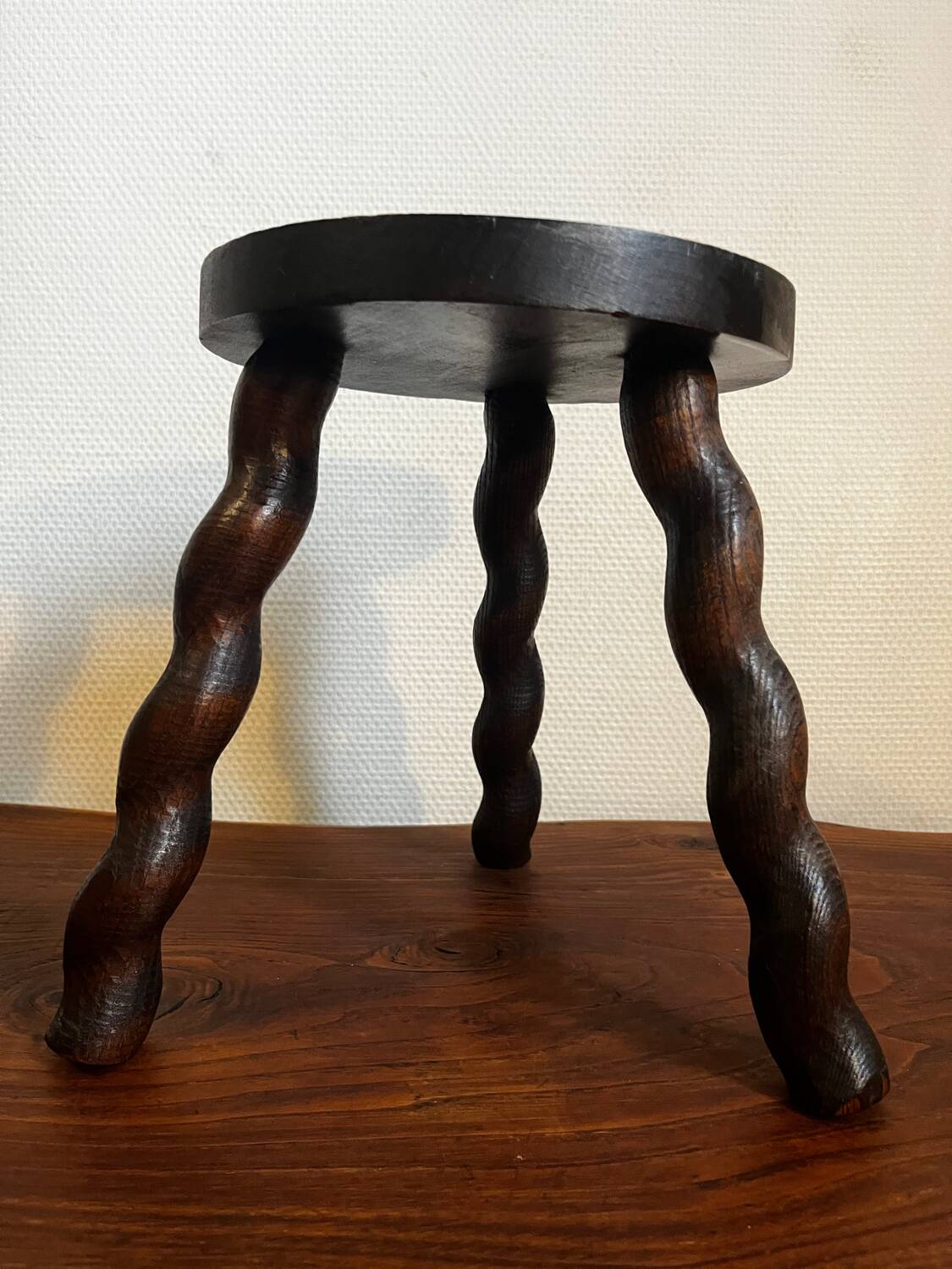 Tabouret tripode en bois tourné