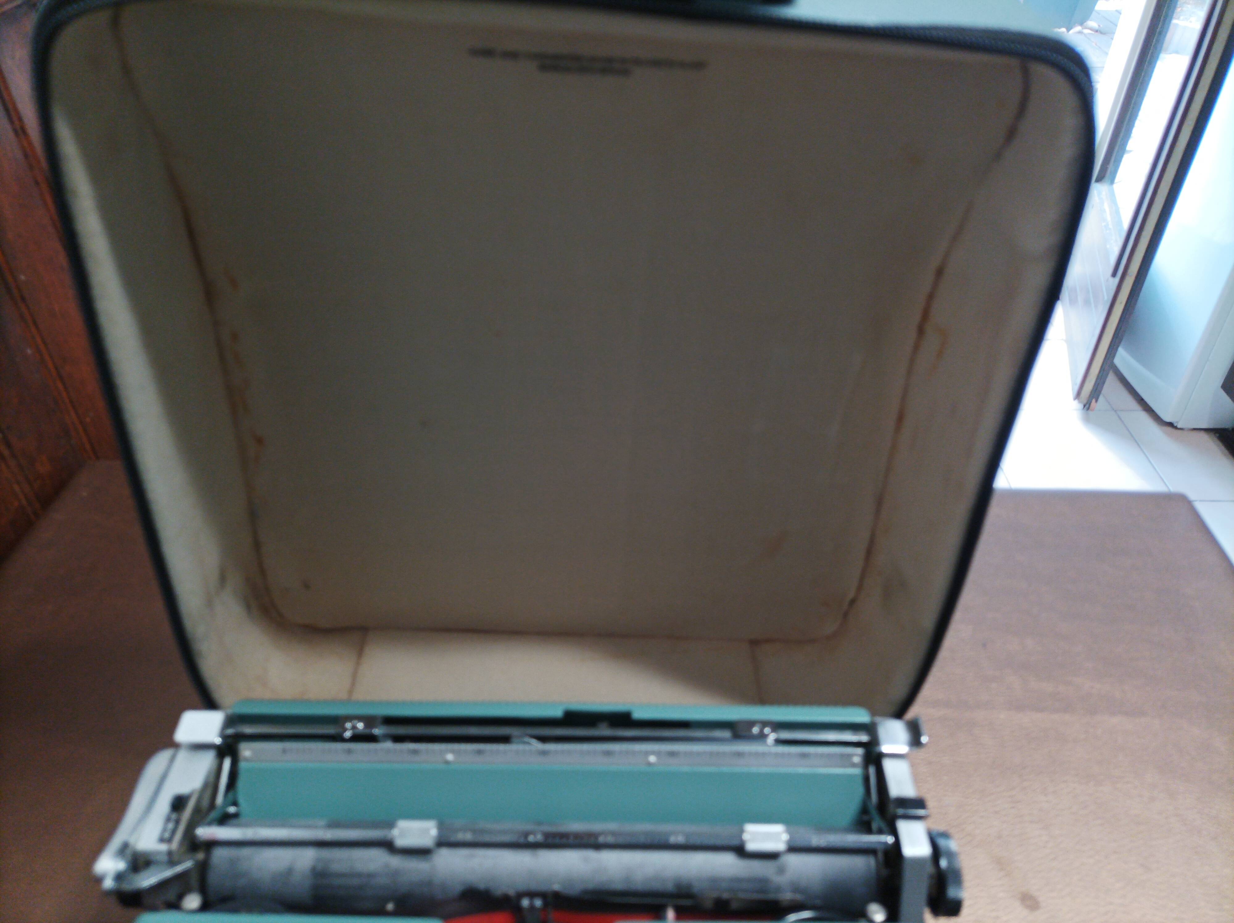 Olivetti lettera 32 green typewriting machine 1960s like new