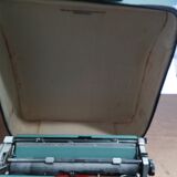 Olivetti lettera 32 green typewriting machine 1960s like new