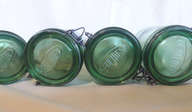 4 identical 1l green solidex jars
