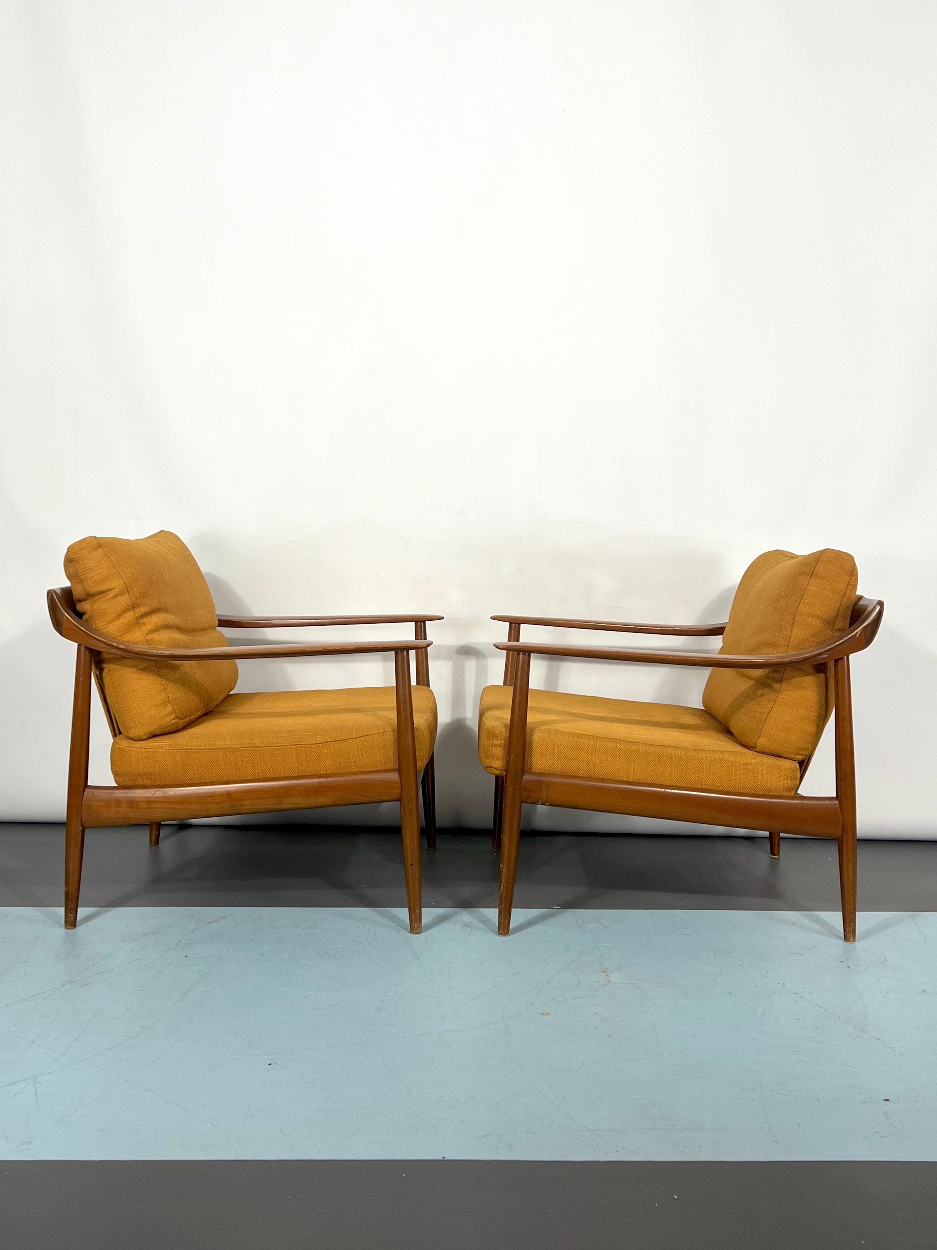 Mid-century modern pair of Walter Knoll armchairs model 550 from 50s