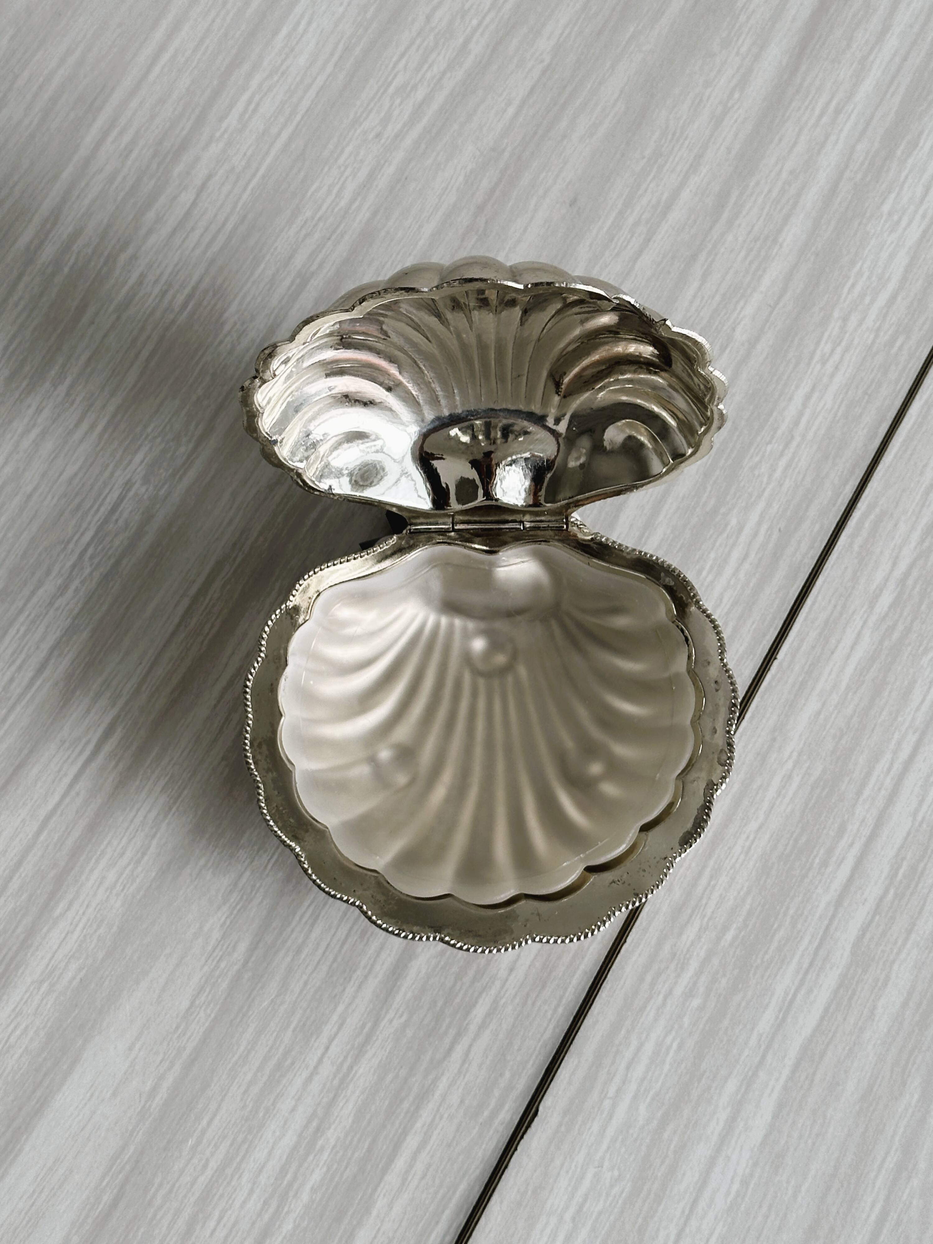 Silver-plated metal shell-shaped butter dish