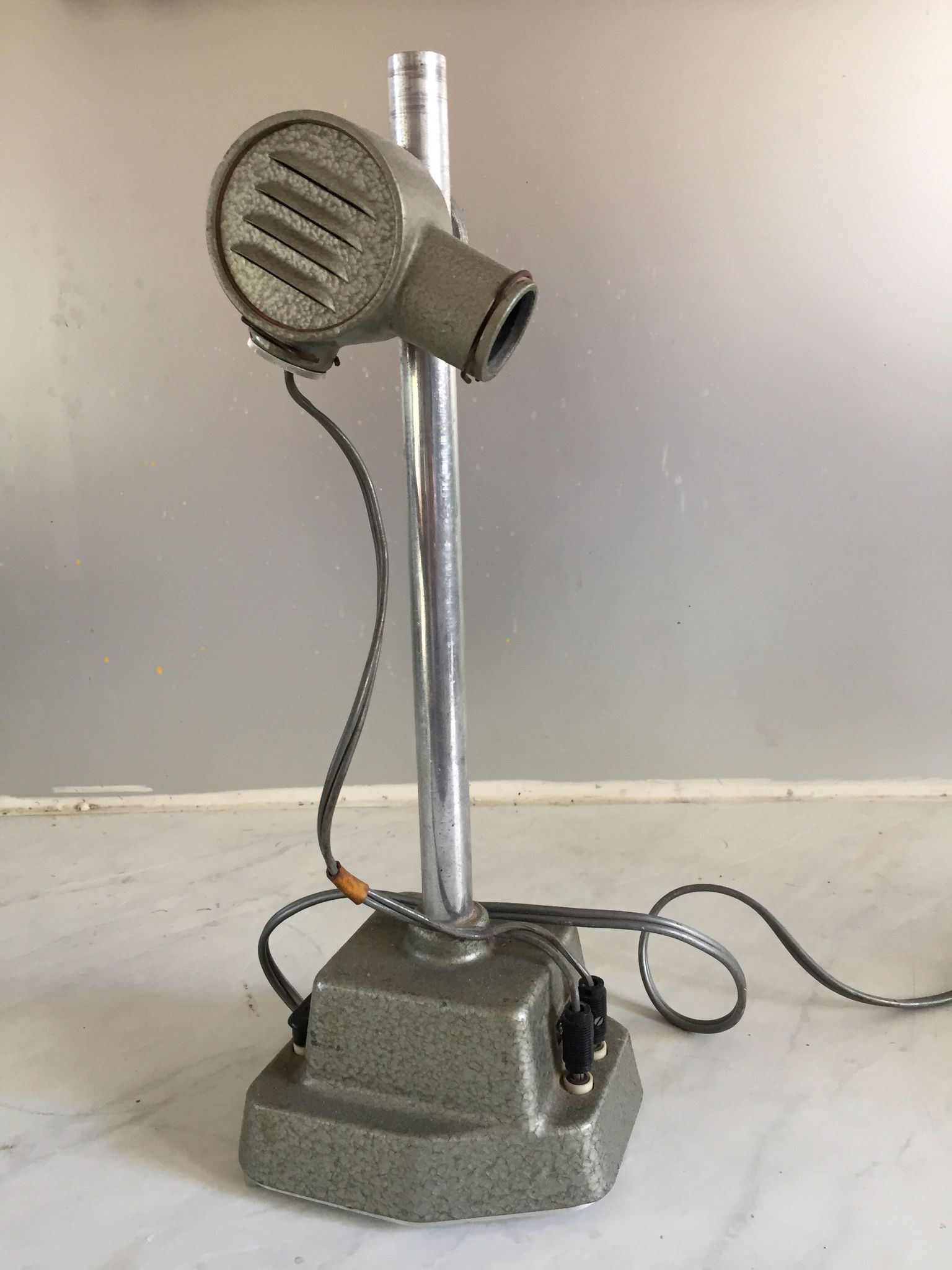 Lampe de bureau liseuse métal martelé design indus/1950-60