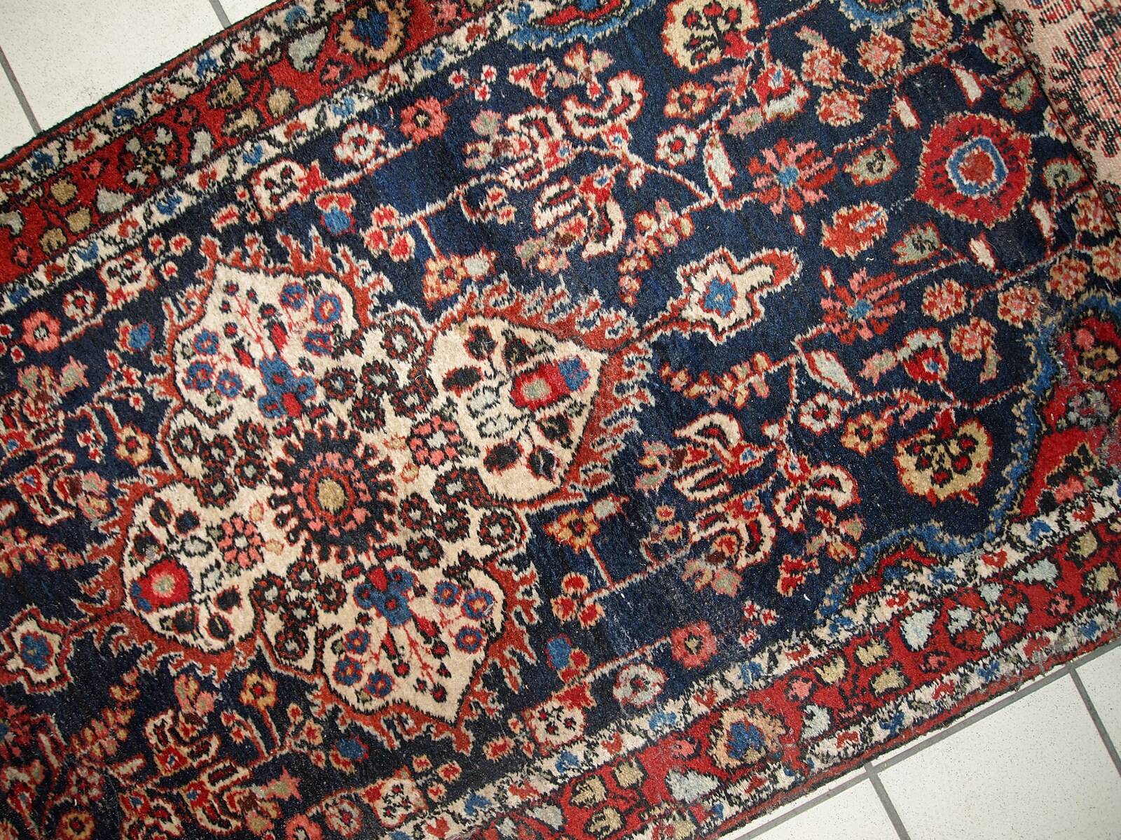 Tapis Malayer Antique du Moyen-Orient, Années 1920, Élégance et Tradition