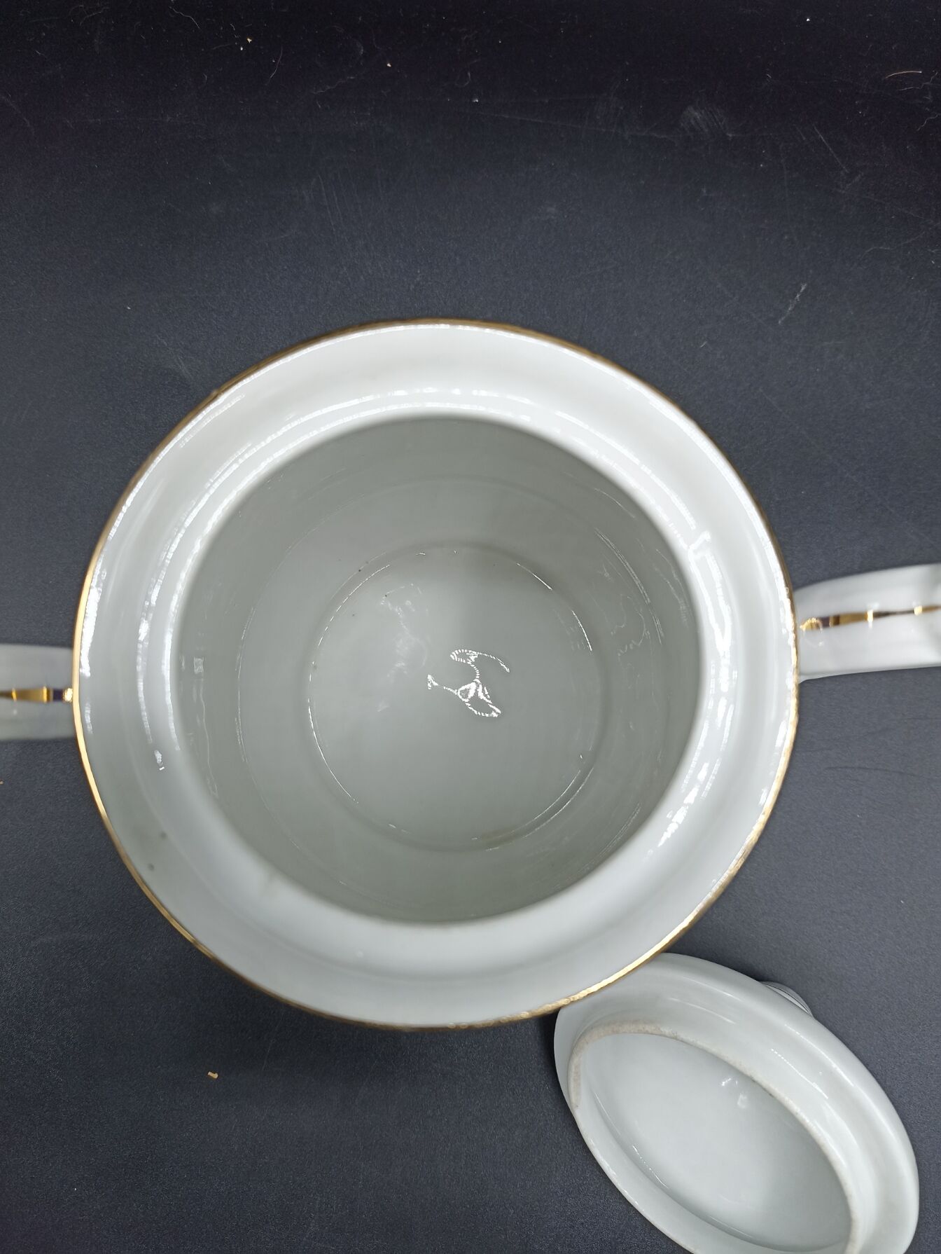 Bonbonnière / Sucrier in pleated porcelain