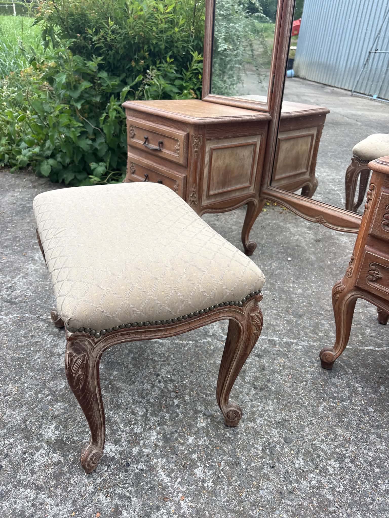 Coiffeuse ancienne de style Louis XV avec miroir triptyque