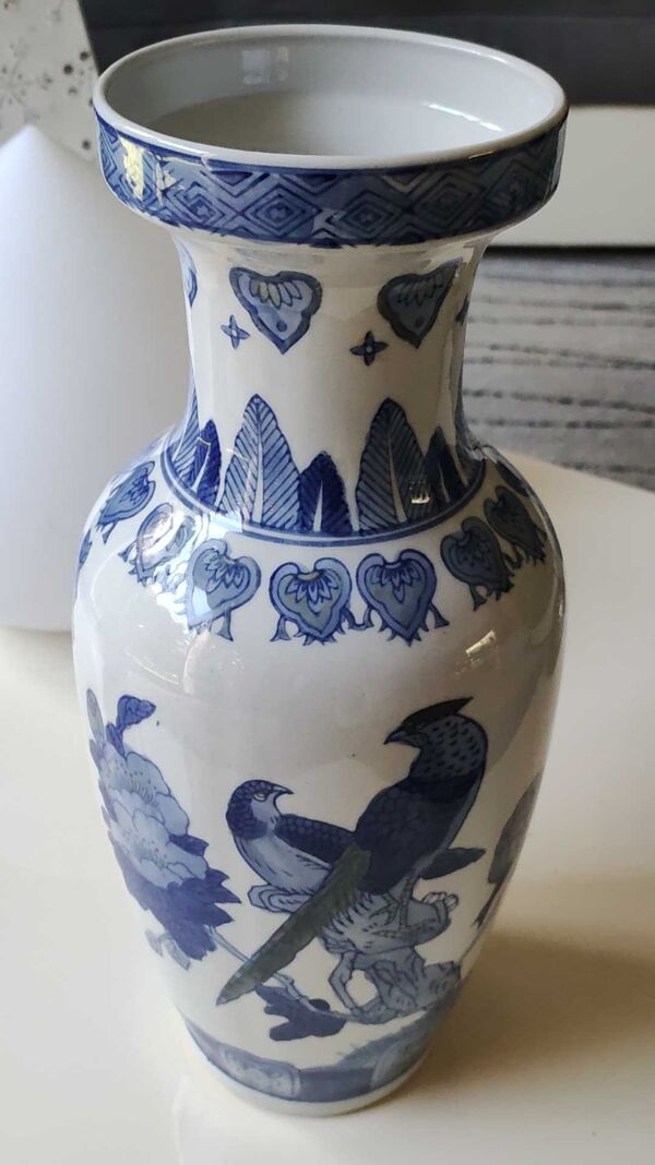 Vase balustre Asiatique. Motifs floraux/oiseaux exotiques. Frises plumes, coeurs. Haut 36 cm