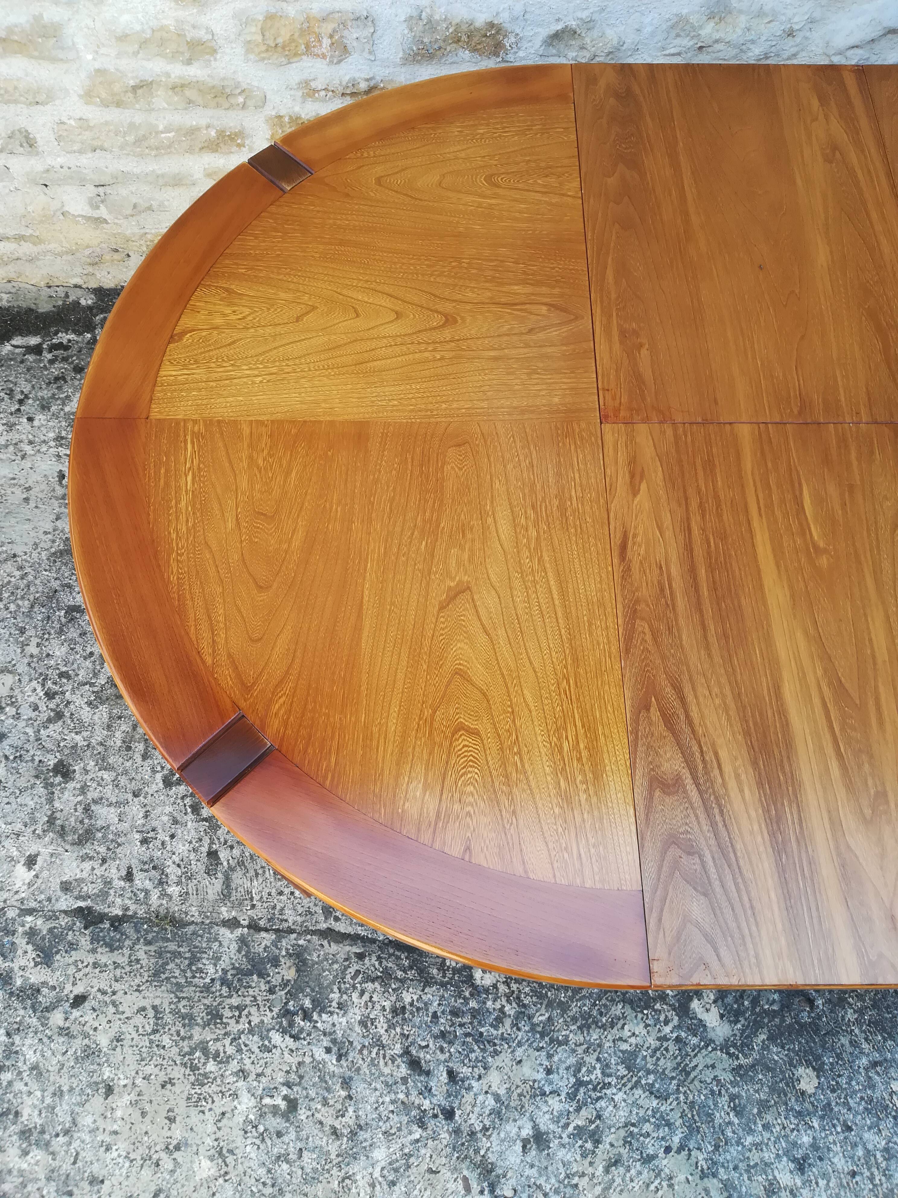 House Regain elm table with two extensions