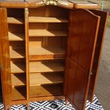 Ancienne armoire de style Louis XVI avec marqueterie et bronzes