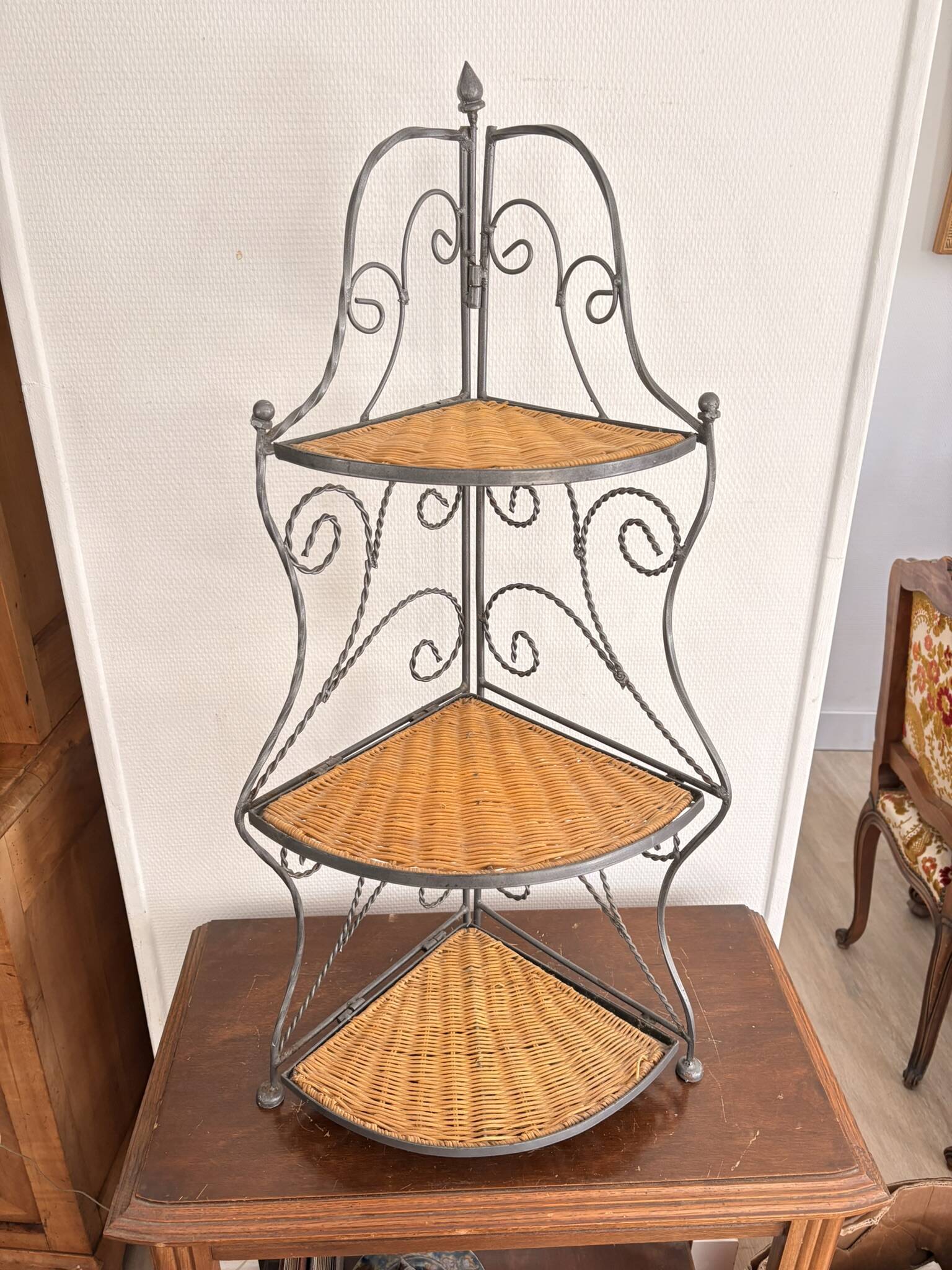 Etagère d'angle en osier et fer forgé