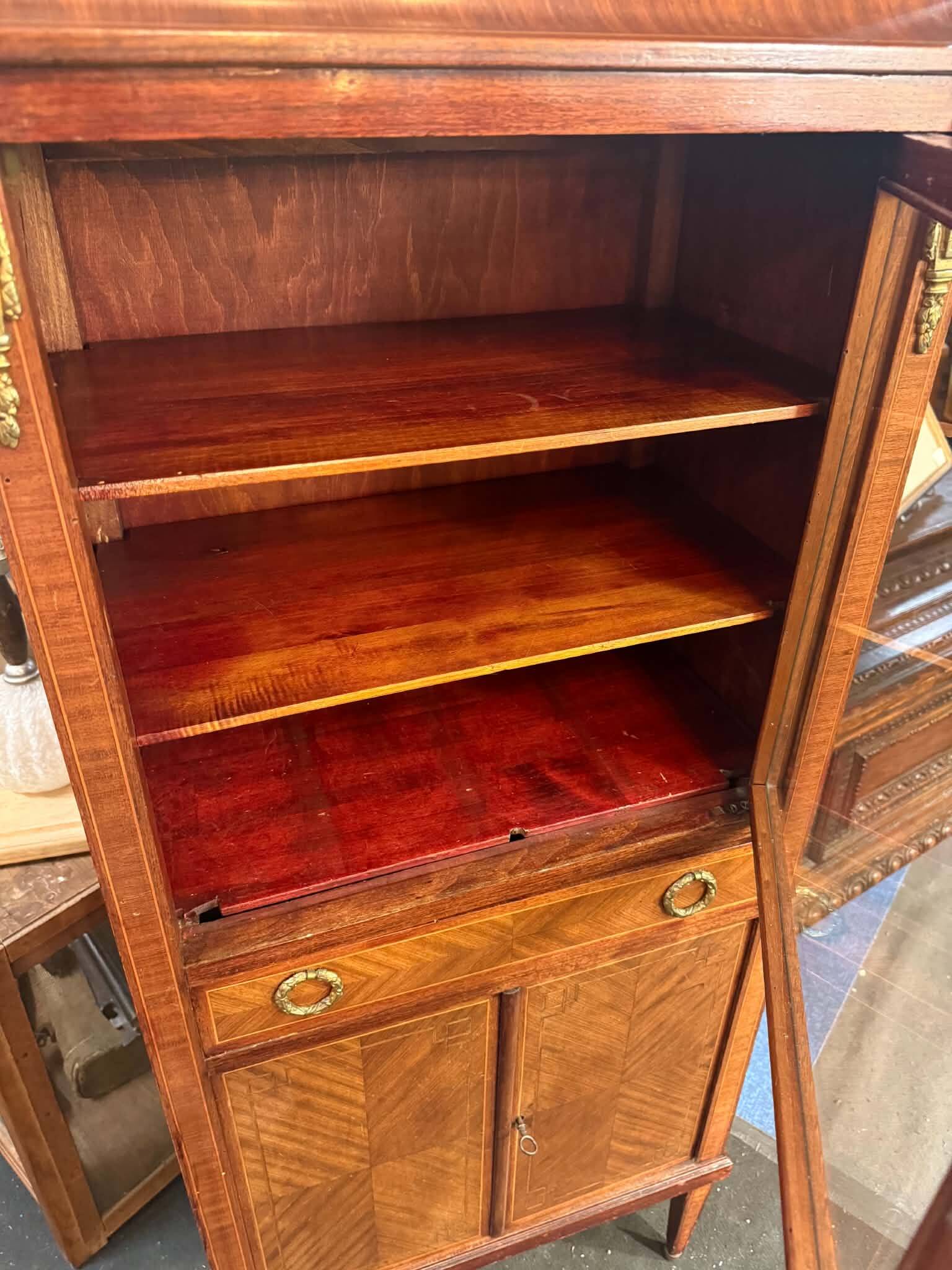 Vitrine Louis XVI marqueté