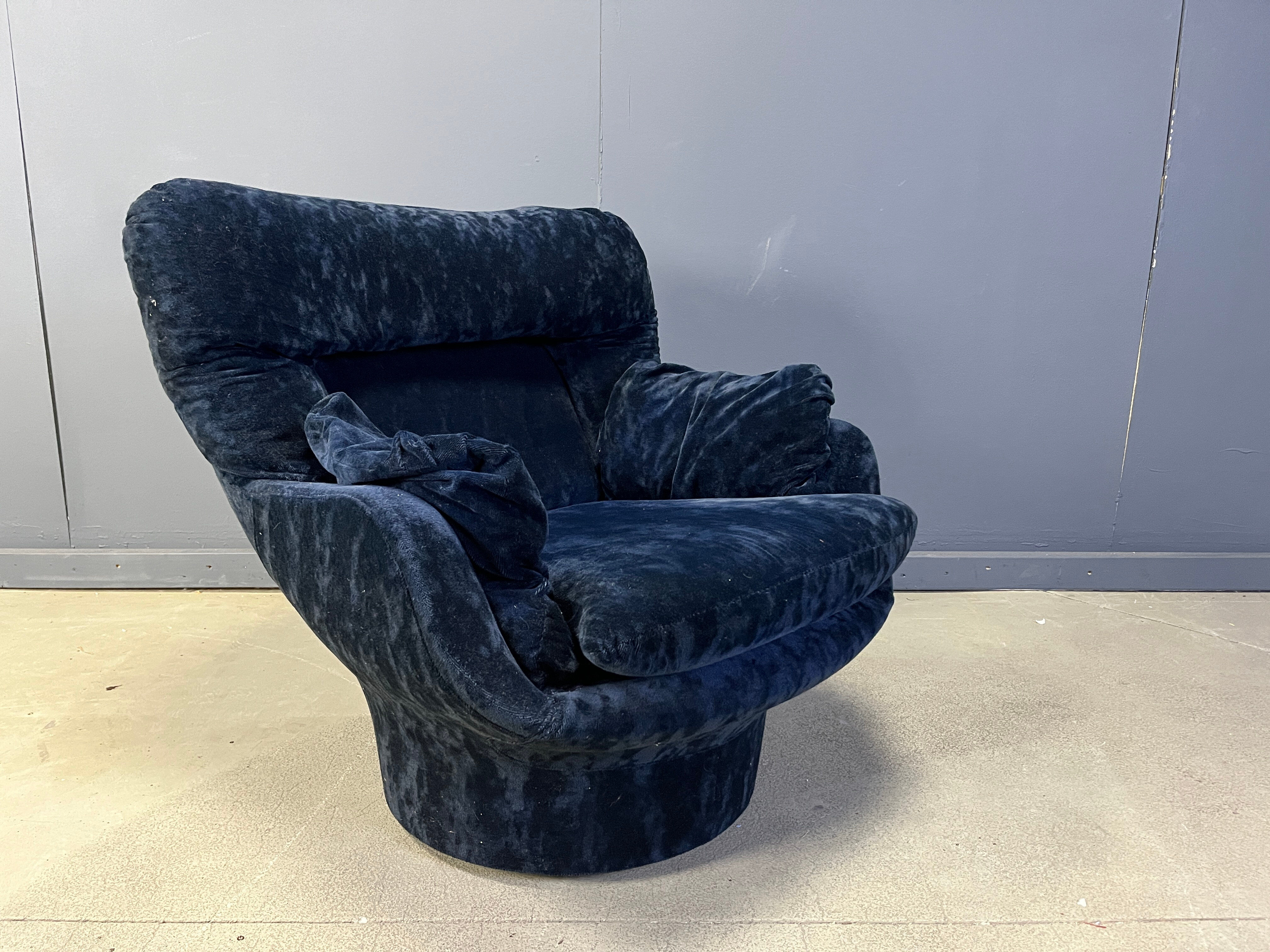 Blue velvet lounge chair 'Karate' by Michel Cadestin, France 1970s