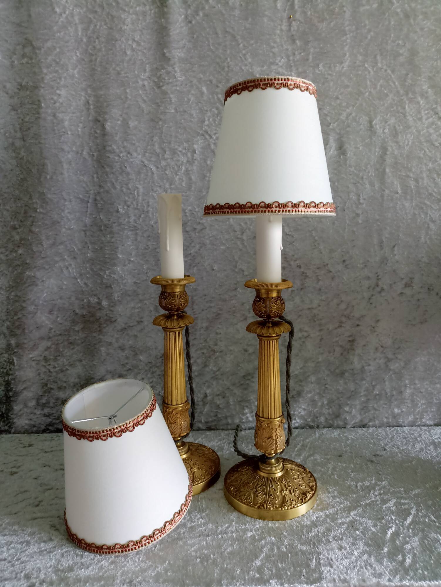 Paire de lampes bougeoirs en bronze ciselé