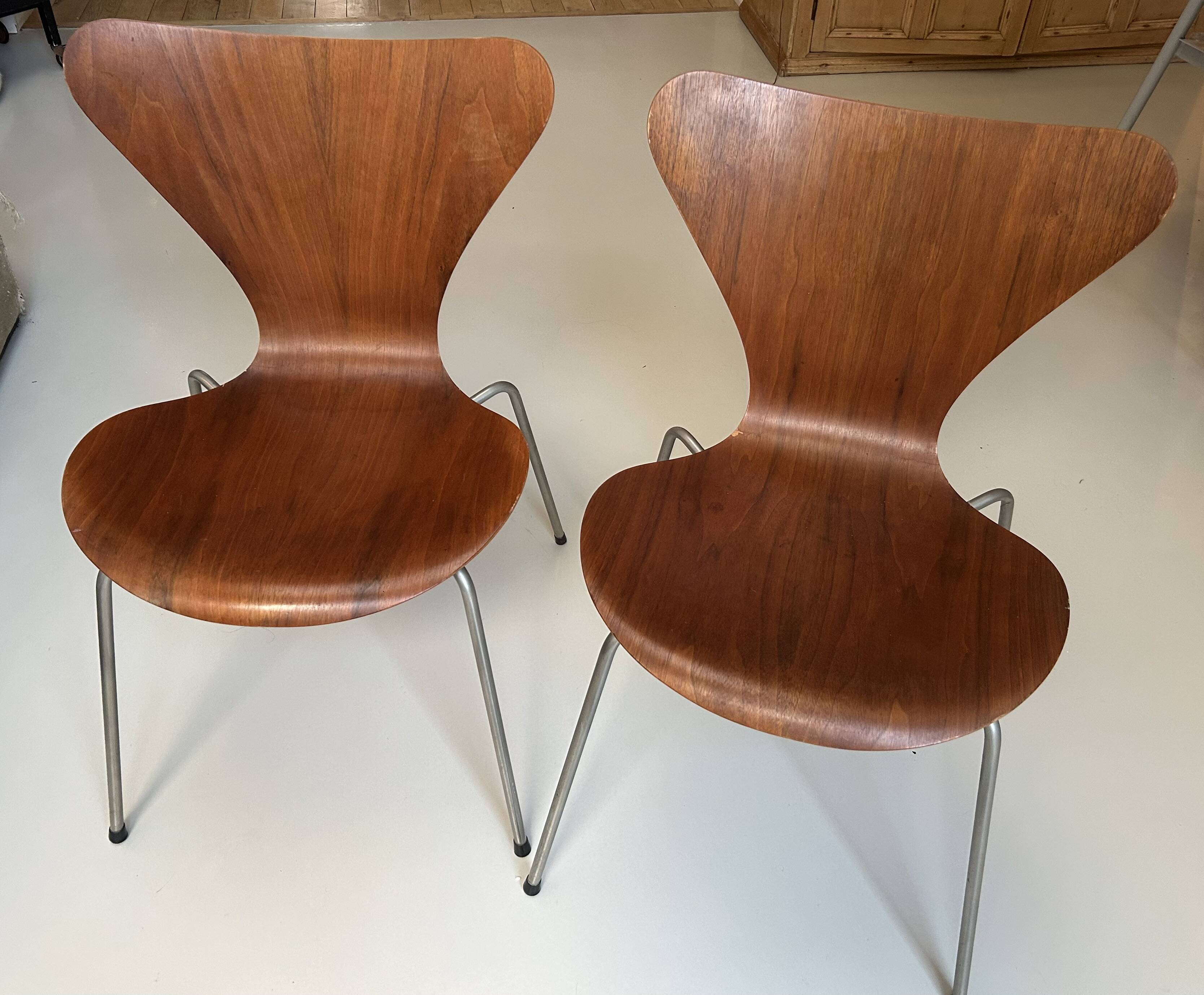 Set of two Franz Hensen series 7 (3107) Arne Jacobsen vintage chairs.