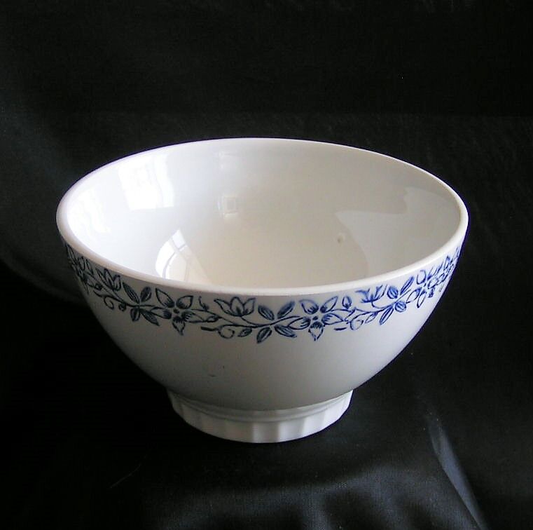 Earthenware bowls with floral decoration