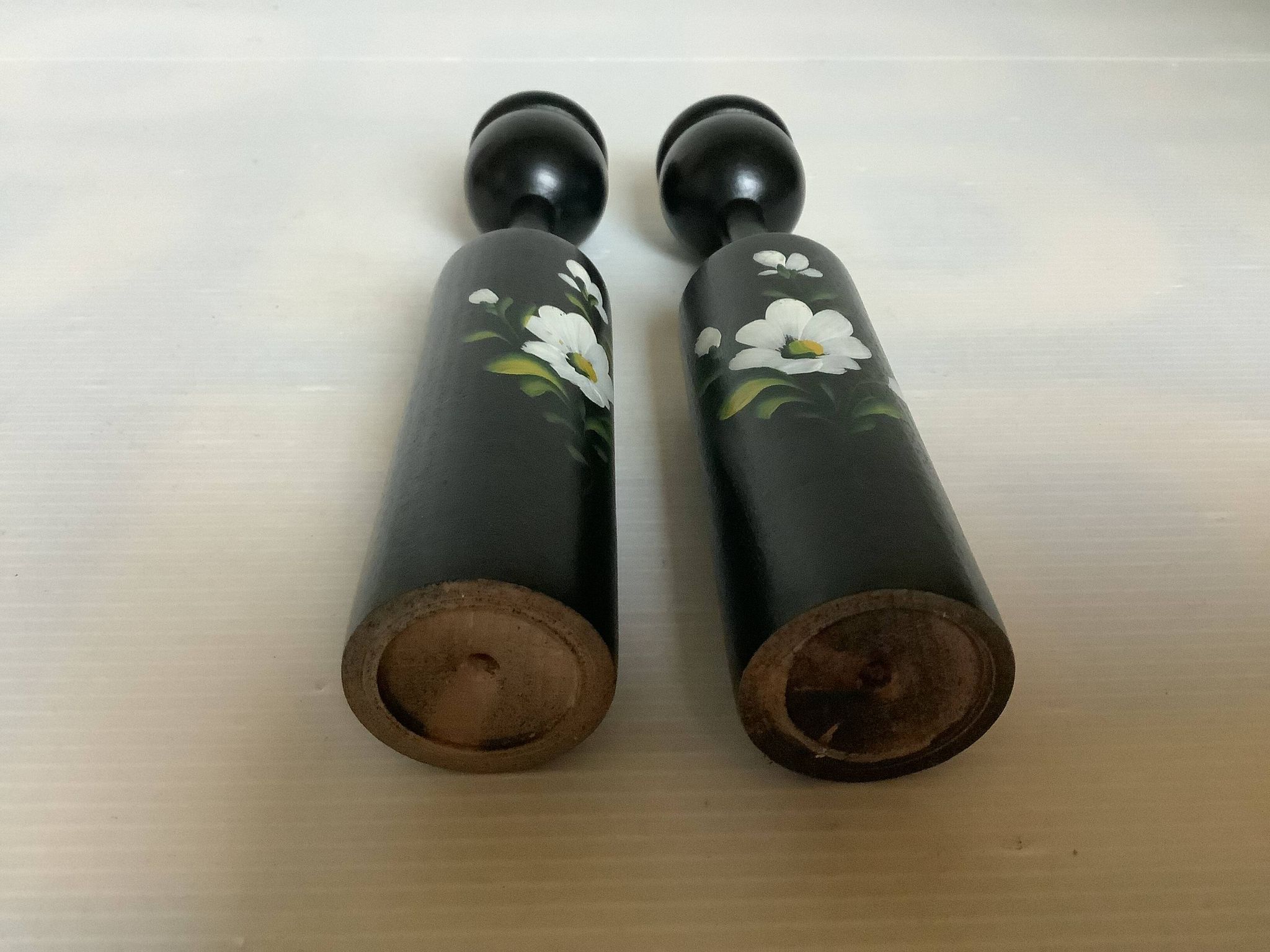 Paire de bougeoirs en bois peint