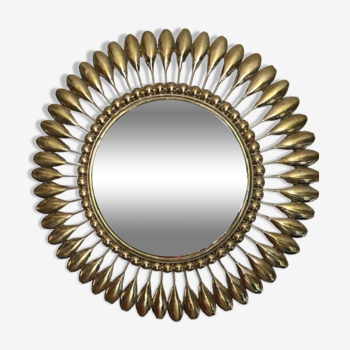 Round mirror in gilded metal