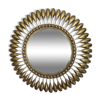 Round mirror in gilded metal