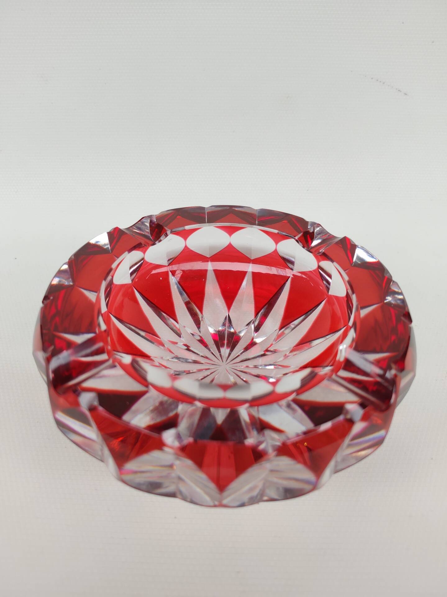 Magnificent crystal ashtray from Lorraine, ruby colour.