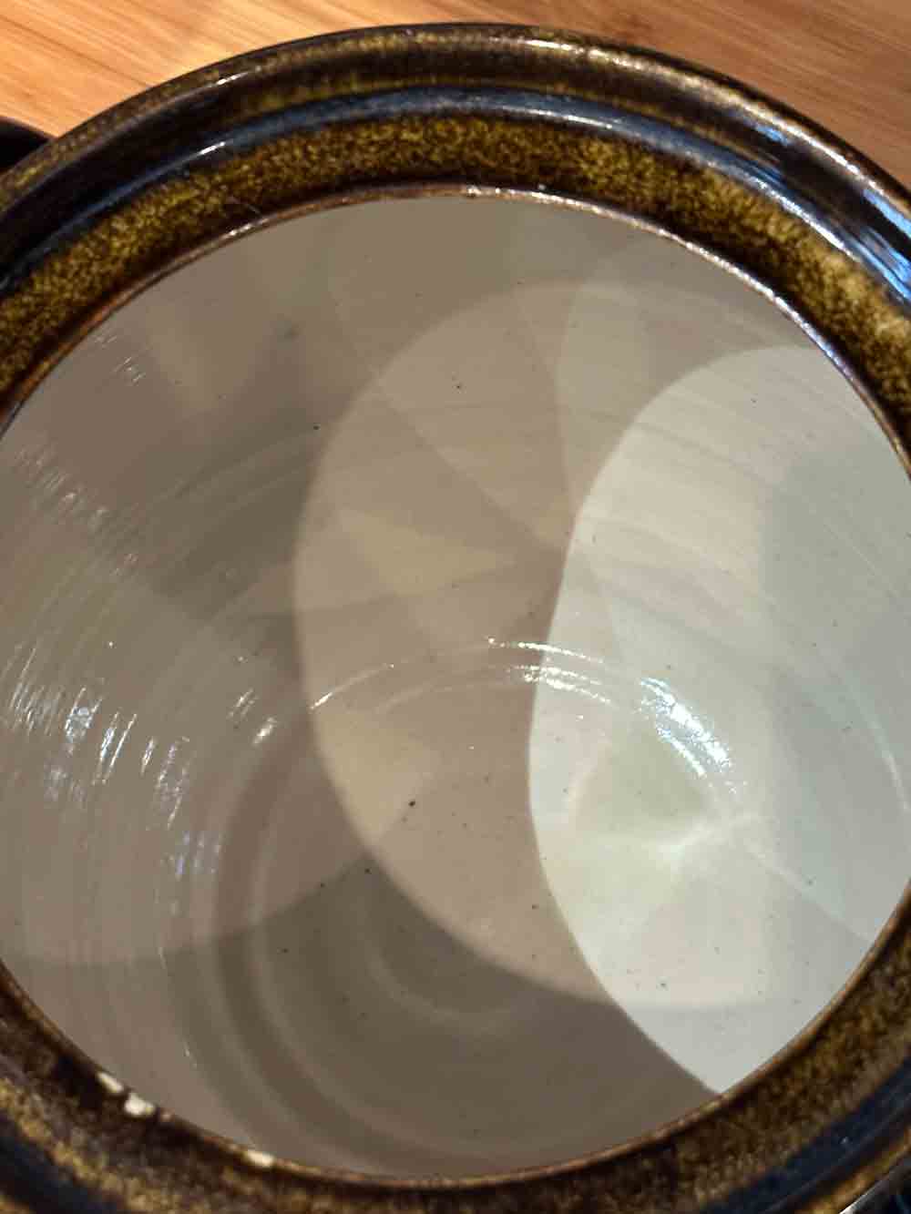 Enameled stoneware pot with lid