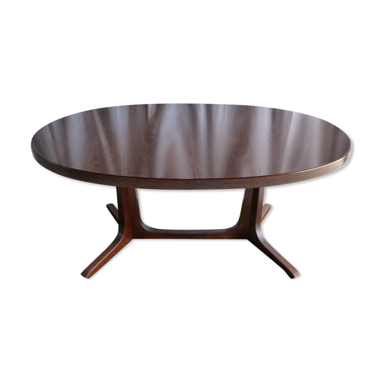 Extendable oval table