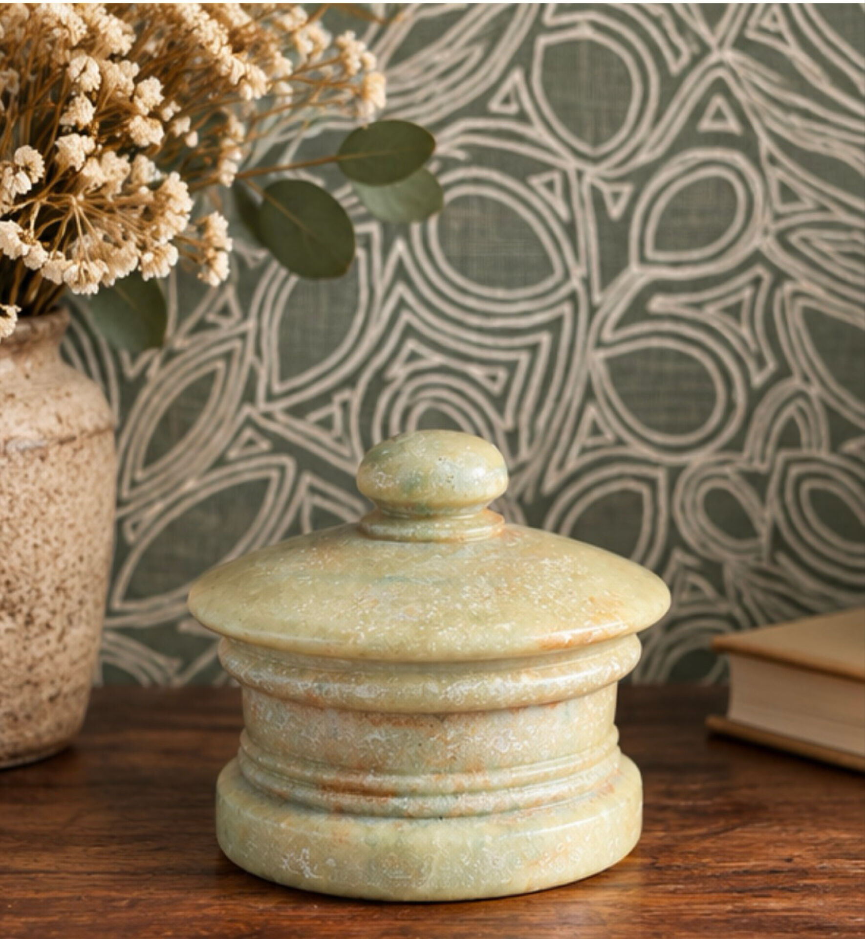 Vintage box in natural stone – Sculpted lid